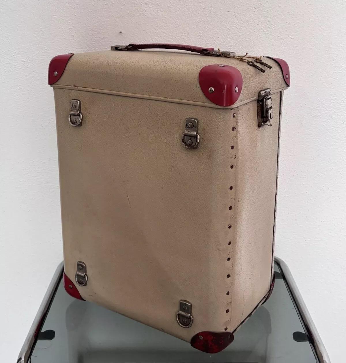 Sac isotherme de voyage 1960's Skay Plastic Design.

Structure en plastique, revêtement en skaï avec clous, coins en métal, coque intérieure en polystyrène pour préserver la fraîcheur.

L'article est en bon état de conservation, présente des traces