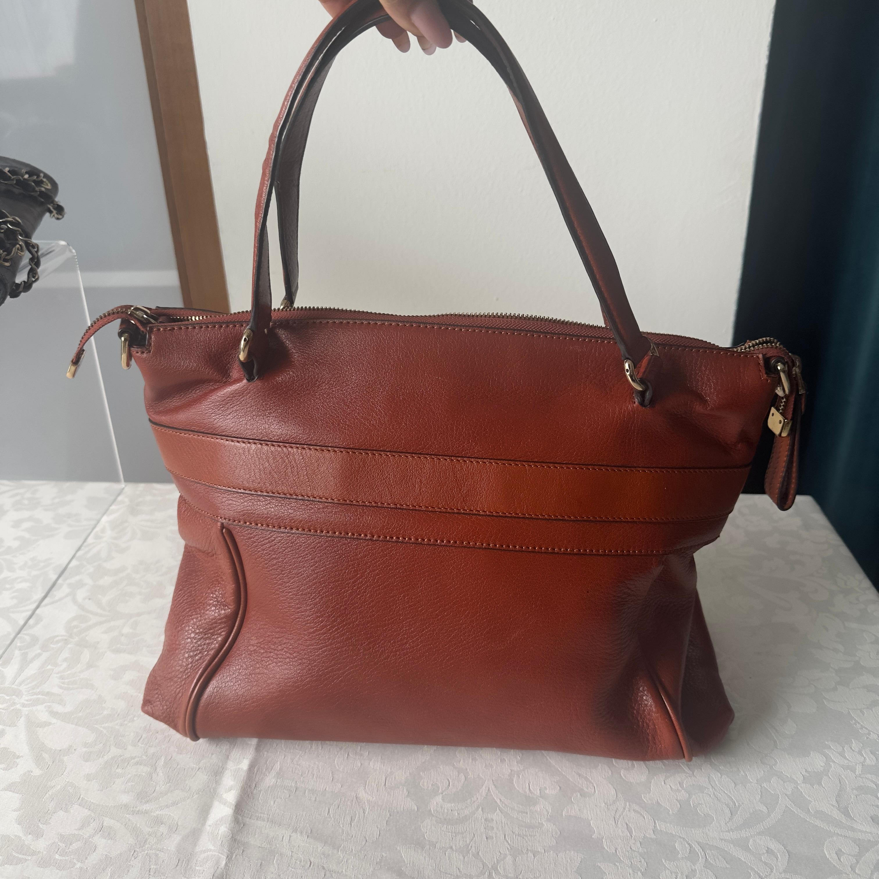 Women's or Men's Gucci leather bag  like new For Sale