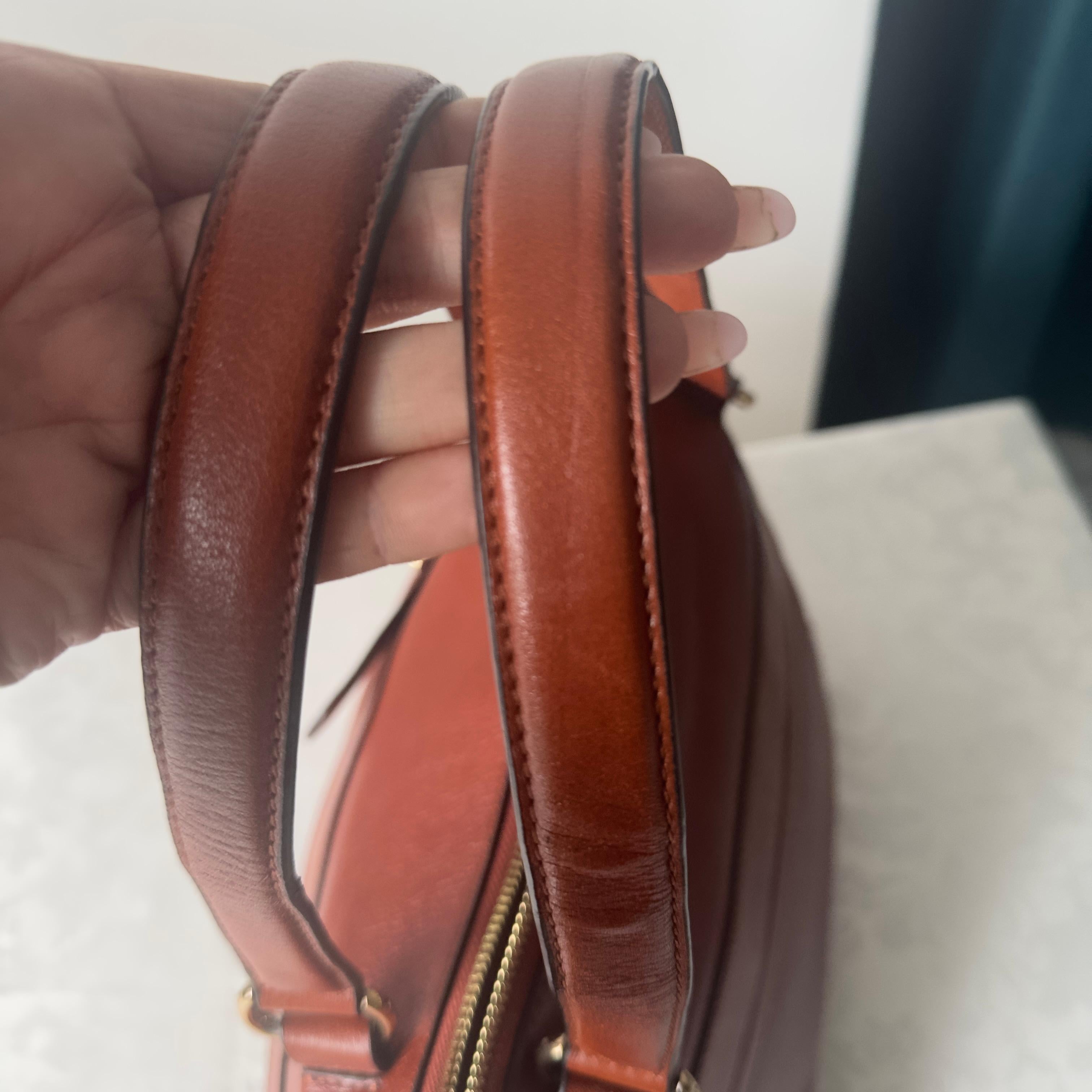 Gucci leather bag  like new For Sale 2