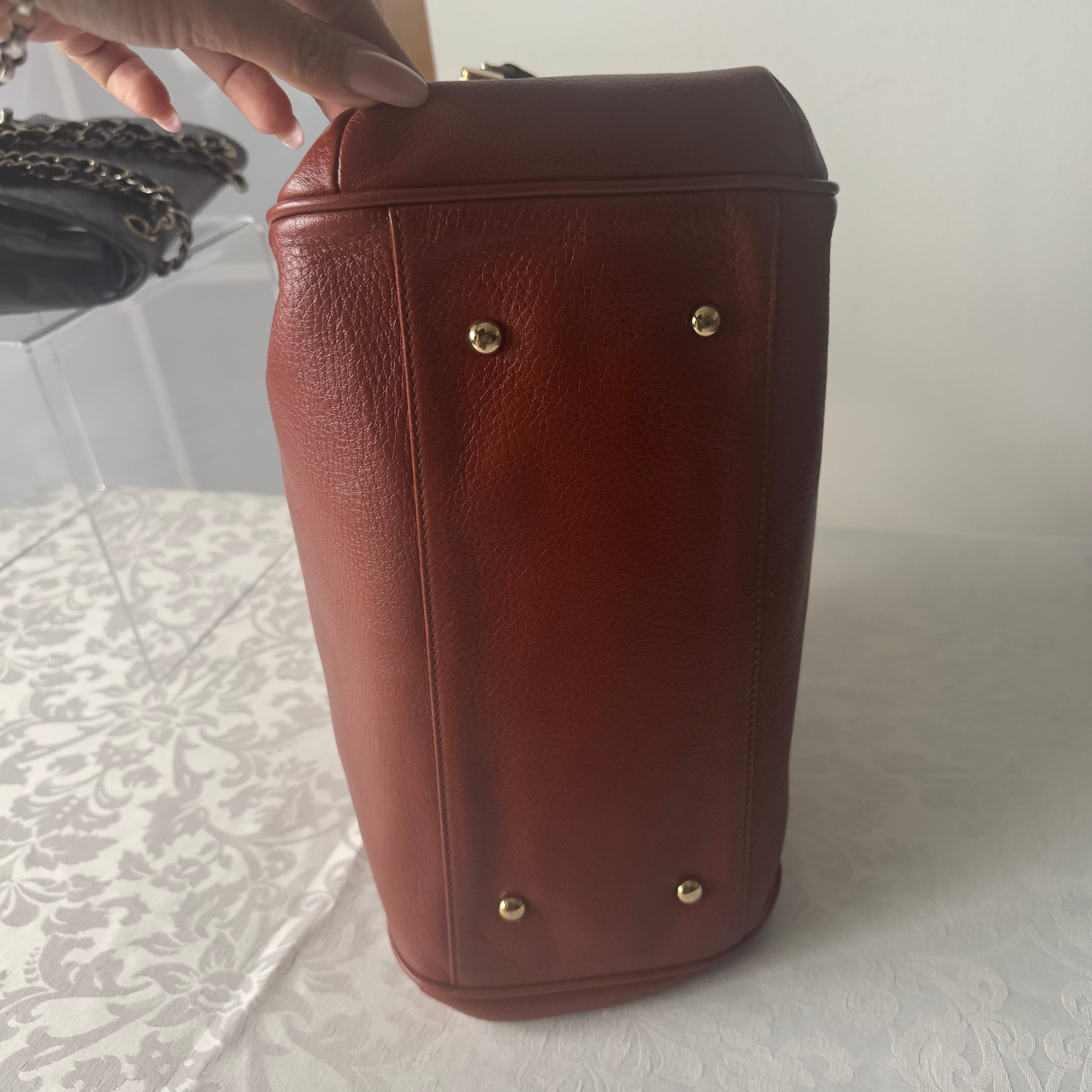 Gucci leather bag  like new For Sale 3