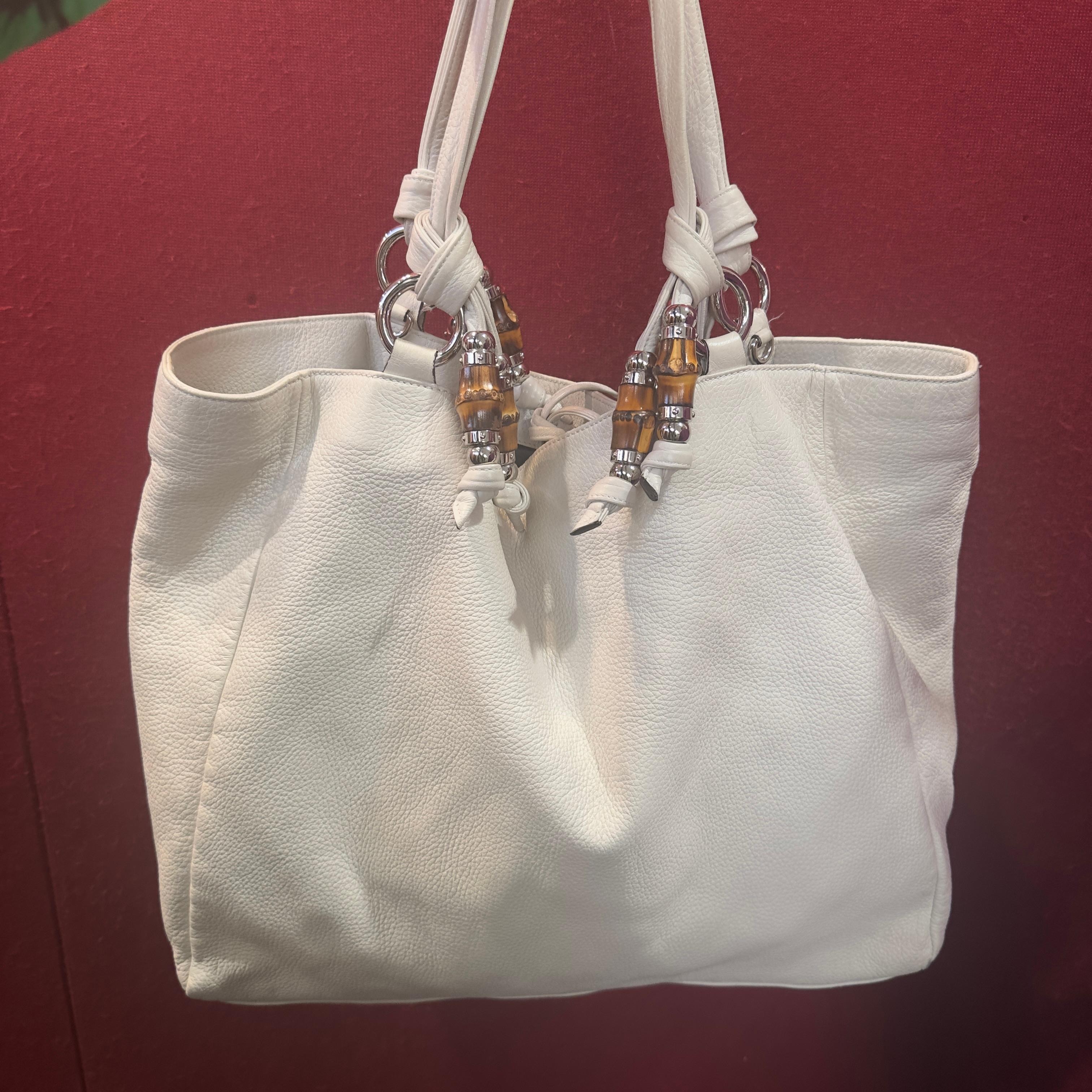 Borsa Gucci Tom Ford anni 2000 N ottime condizioni con dettagli in bambù 
Completa di catena, si può portare a spalla o tracolla .
Interno pulito, pelle morbidissima 
Completa di sacchetto anti polvere 
Misure 40 x 35 x 15 cm