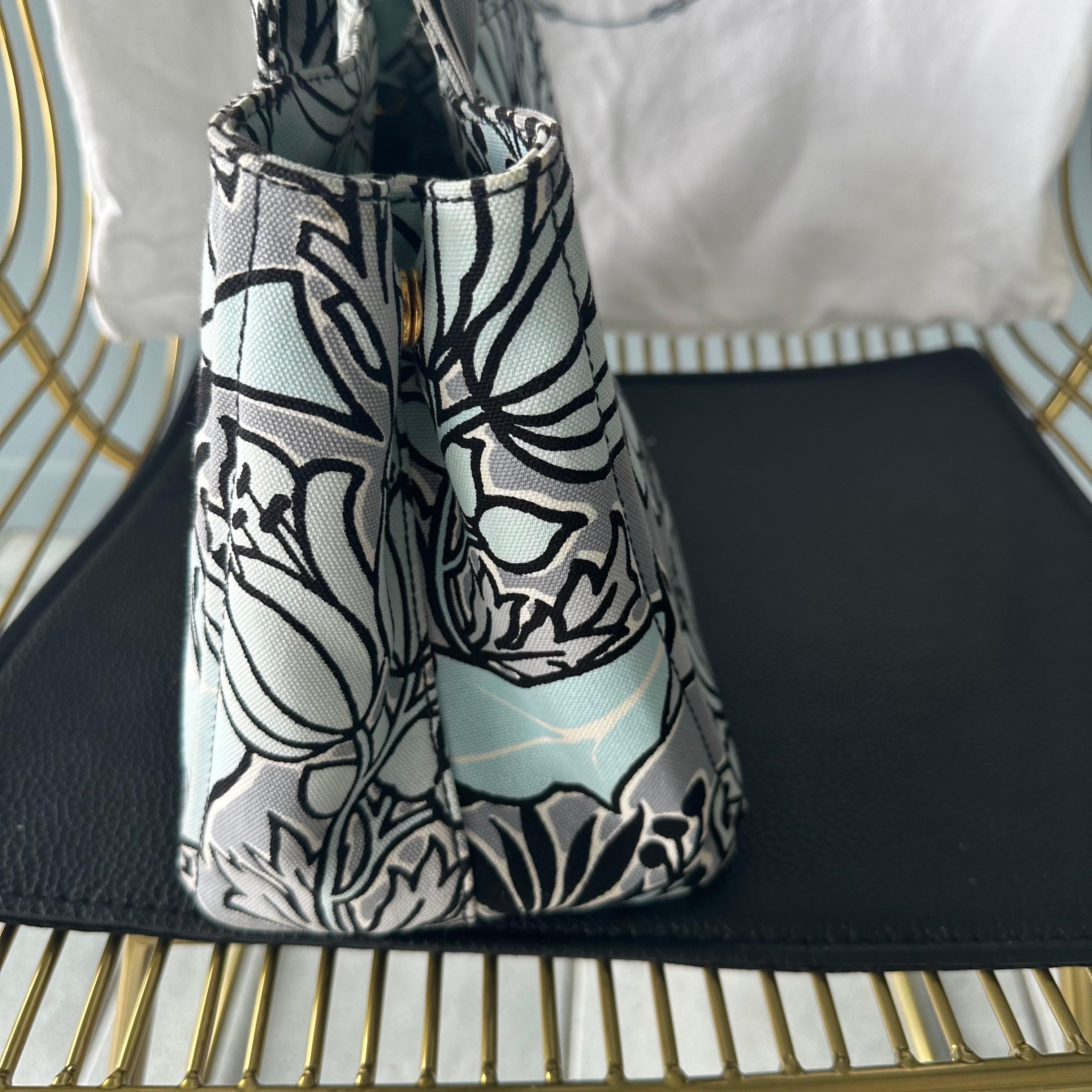 Borsa Prada Galleria in tela con stampa a fiori. Condizioni pari al nuovo 
Misure 31x20x15
Completa di polvere