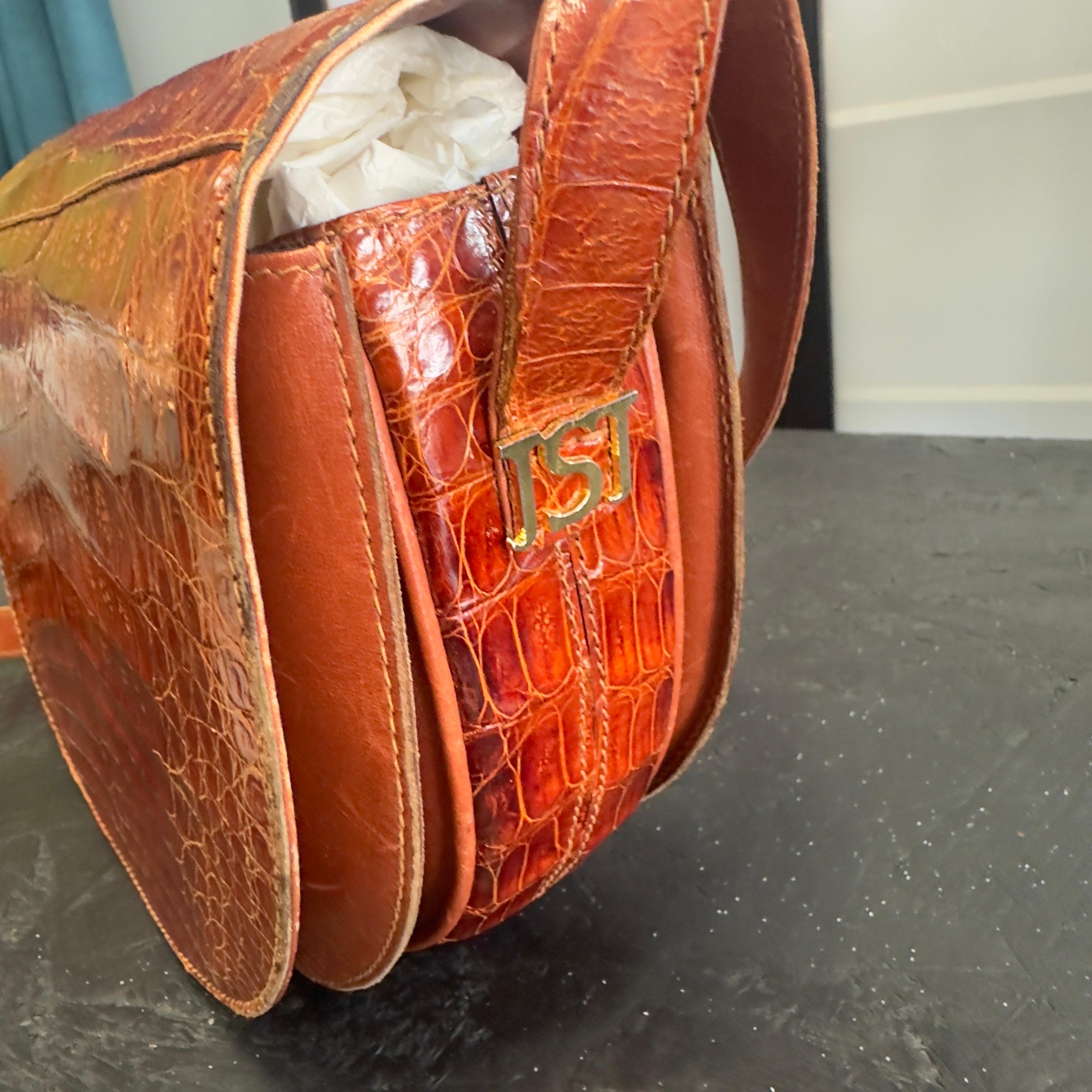 Borsa tracolla mezzaluna Jacques Saint Just marrone stampa cocco
Tracolla regolabile. Usata ma tenuta bene, interno pulito
Pelle interna un po’ segnata come da foto 
Misure 25x19