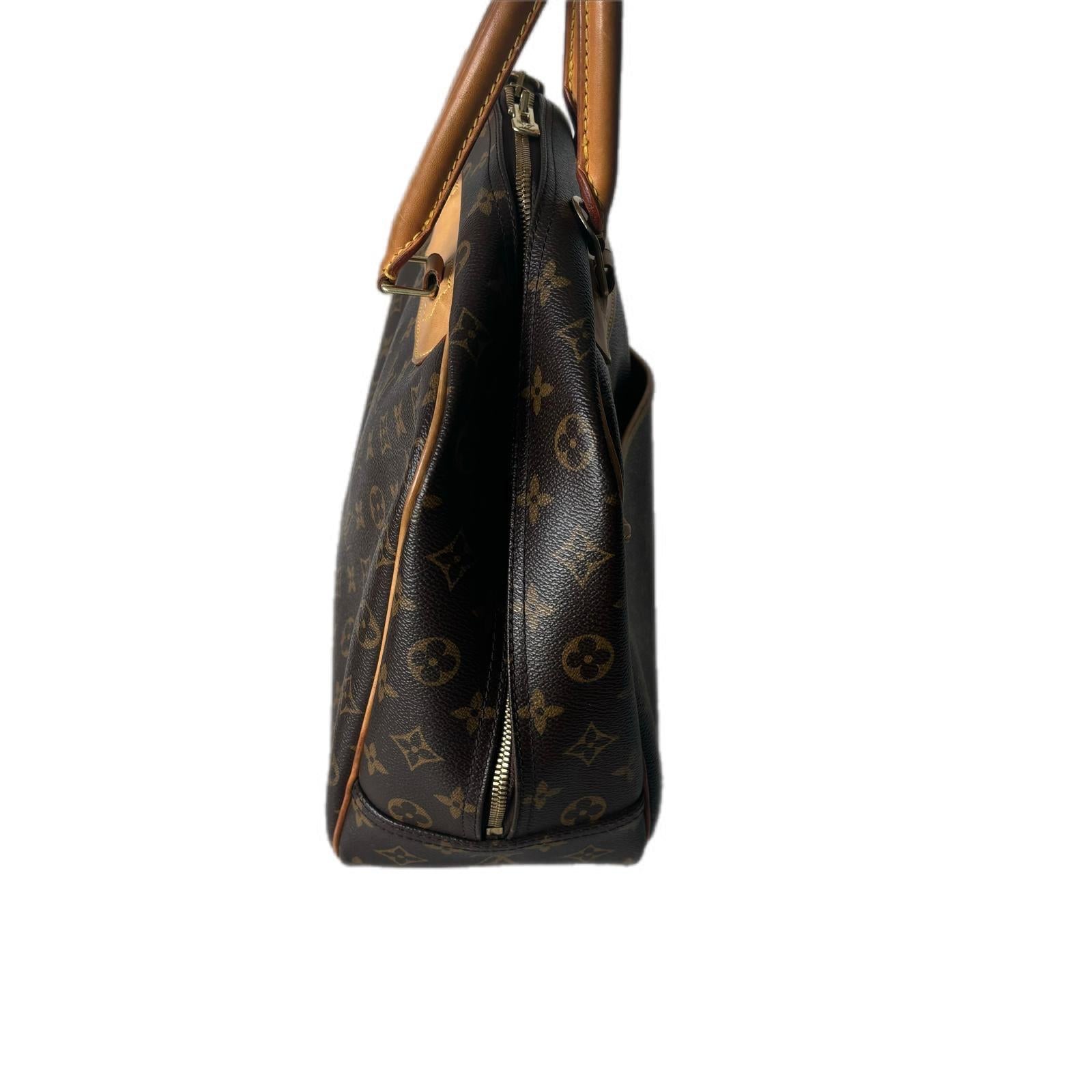 Louis Vuitton bag Deauville model in very good condition
clean interior, corners and leather in very good condition,  slightly darkened cowhide with a small mark on the front as pictured
Complete with dust bag
Measures:
35 X 31 X 14 cm