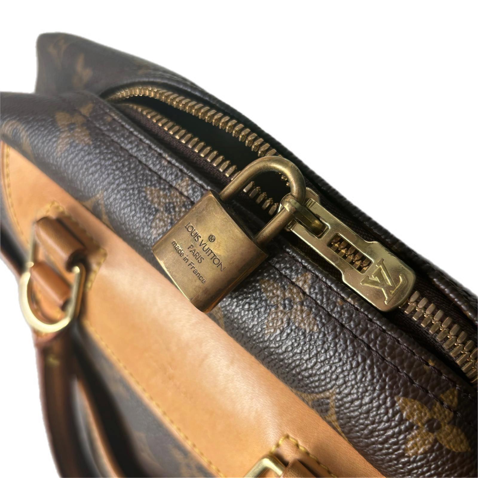 Black Louis Vuitton bag in very good condition For Sale