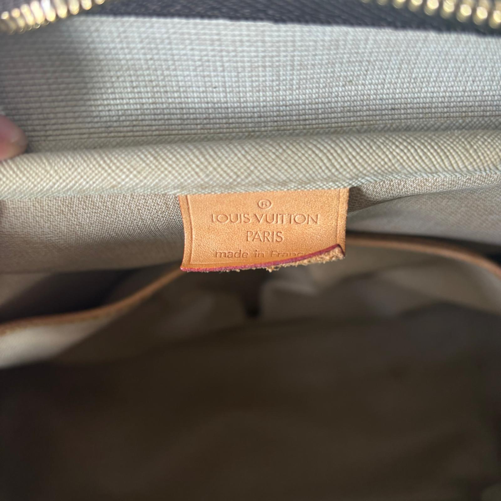 Louis Vuitton bag in very good condition For Sale 4