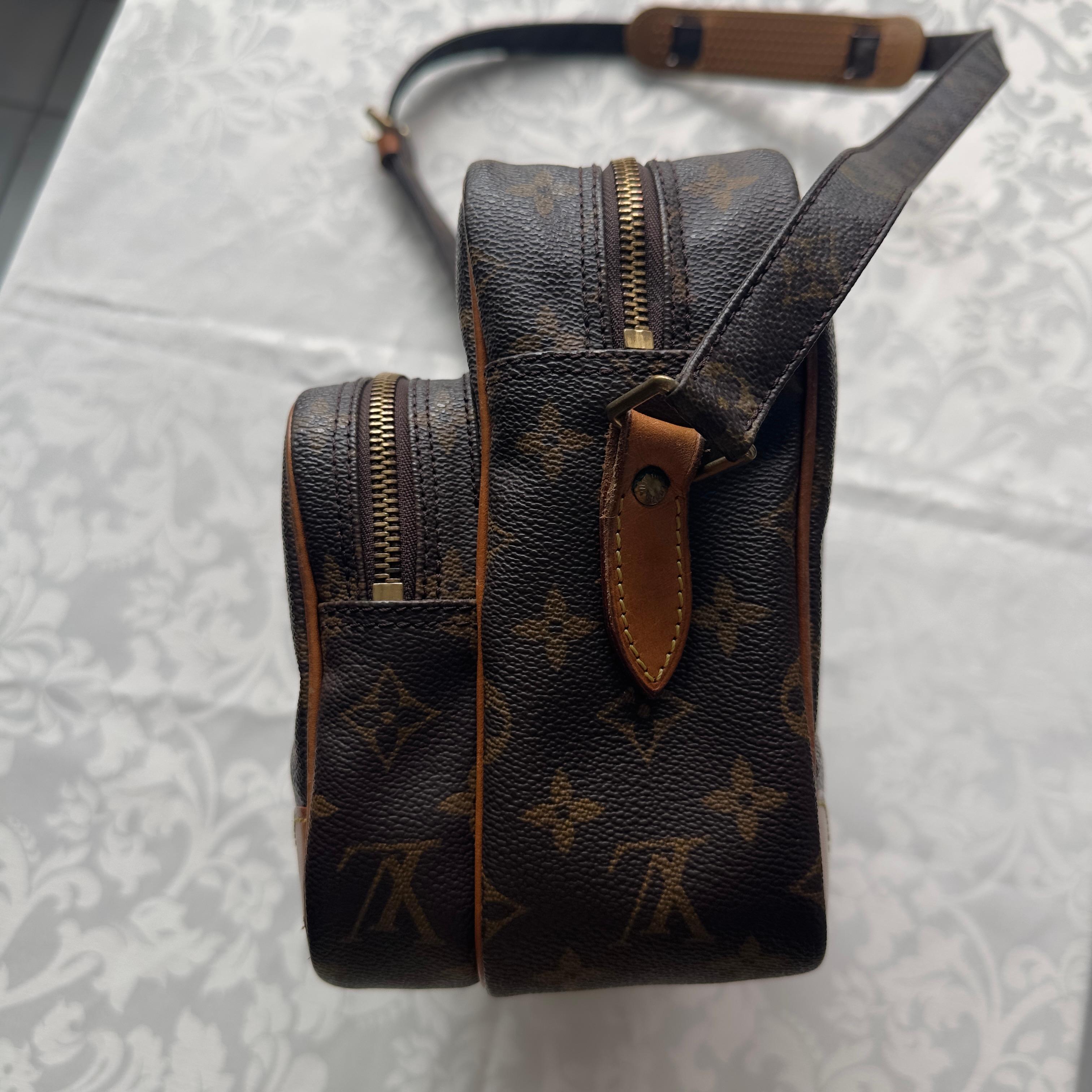 Borsa vintage Louis Vuitton modello nile 1995 in buone condizioni generali. vacchetta scurita , taschino interno vulcanizzato come da foto
L'esterno risulta privo di difetti, angoli in ottime condizioni 

Misure cm: 28 x 20 x 12