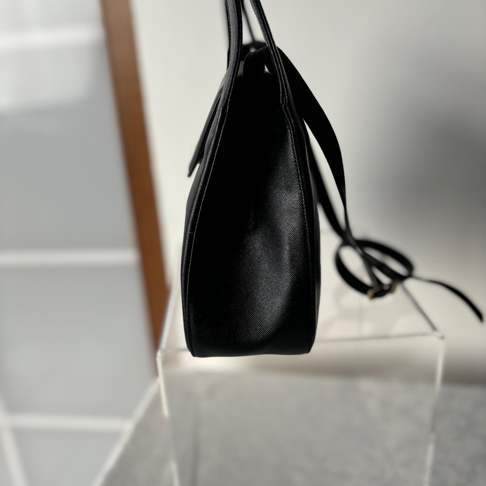 Borsa vintage Nina Ricci in ottime condizioni dotata di tracolla 
Interni in tessuto loggato con taschino 
Patta frontale con targhetta 
Misure:
29 x 32 cm
