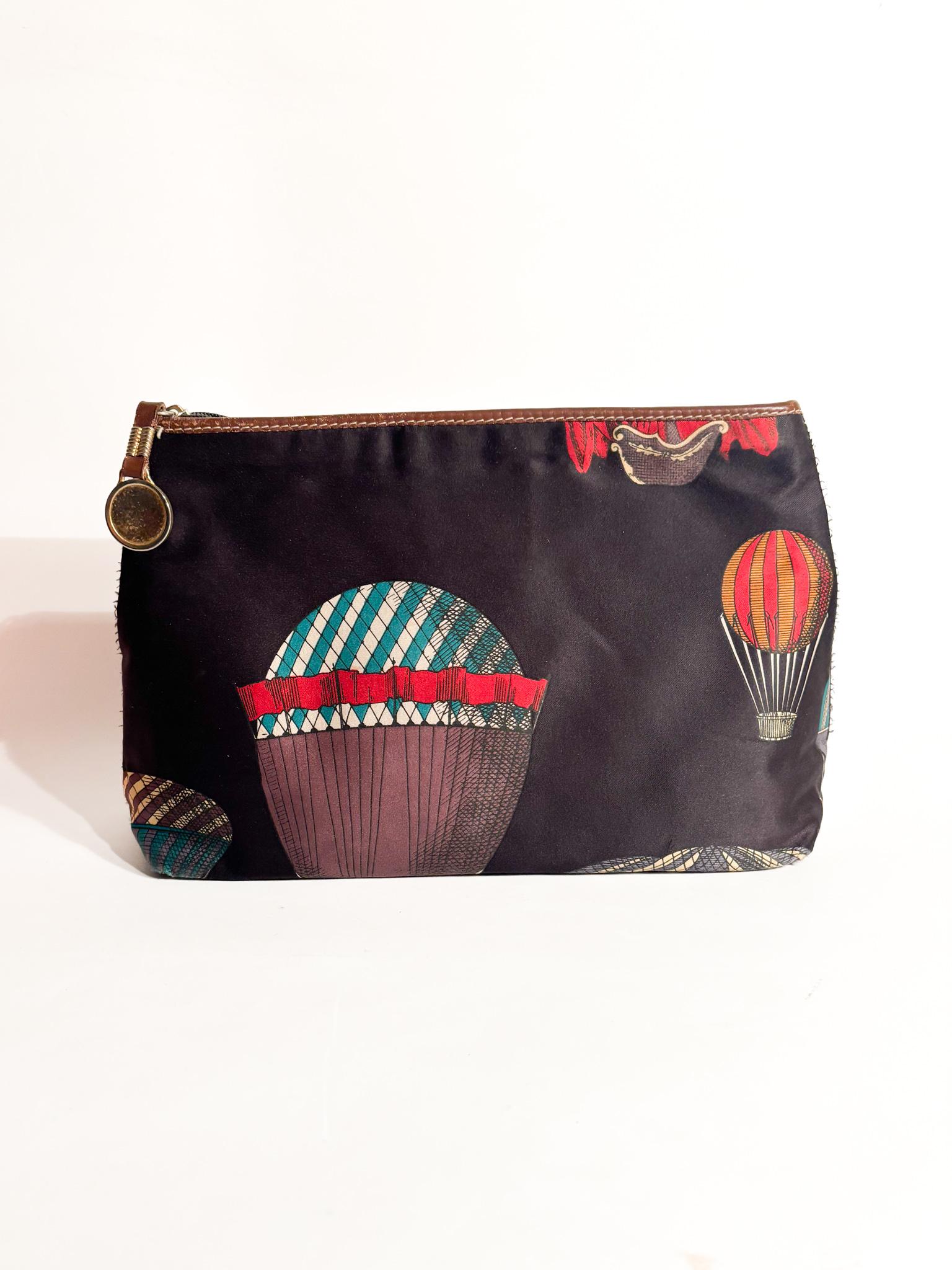 Pochette aus Tessuto di Fornasetti Decoro Mongolfiere Anni 70 (Moderne der Mitte des Jahrhunderts) im Angebot
