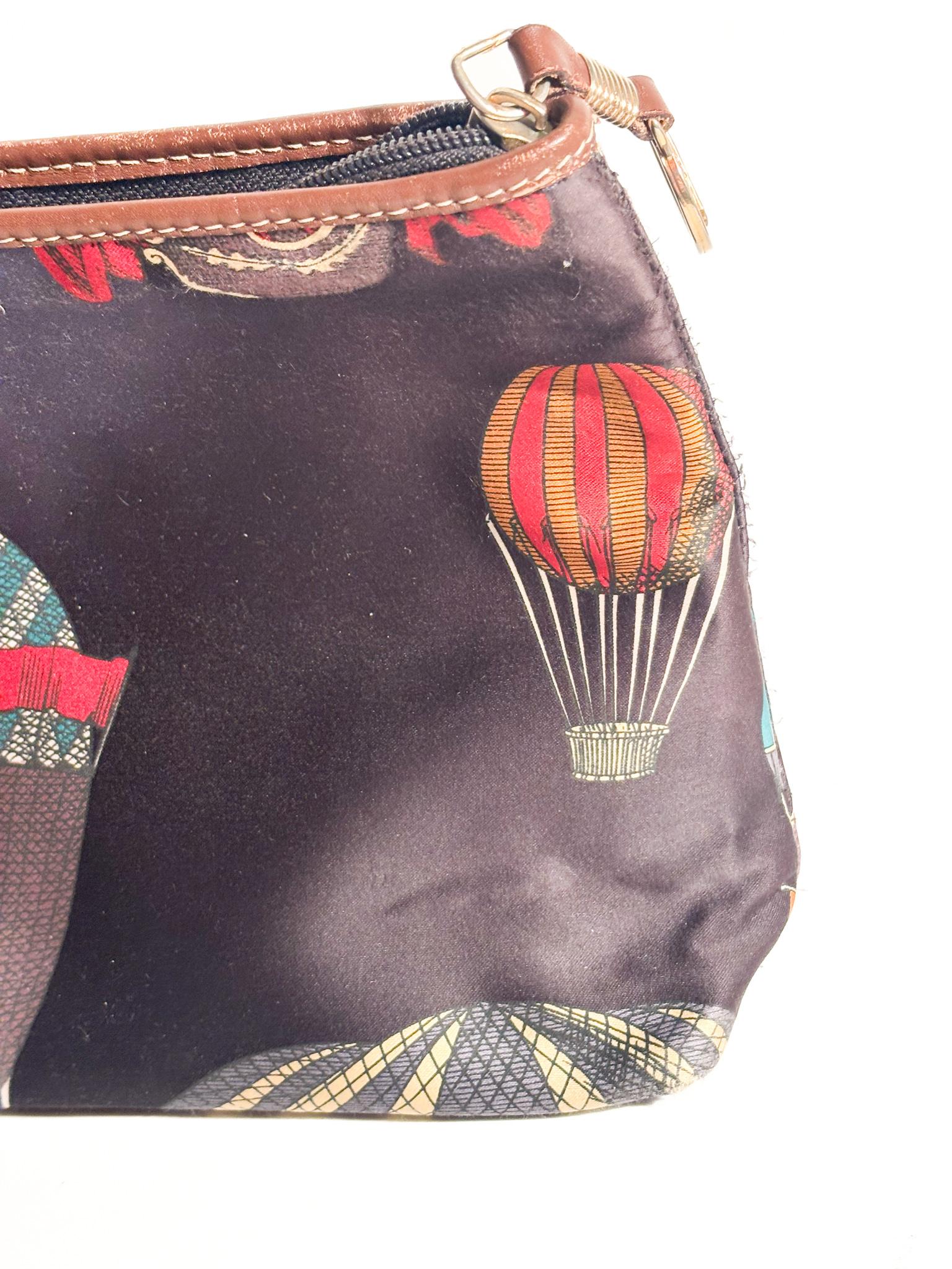 Pochette aus Tessuto di Fornasetti Decoro Mongolfiere Anni 70 (Ende des 20. Jahrhunderts) im Angebot