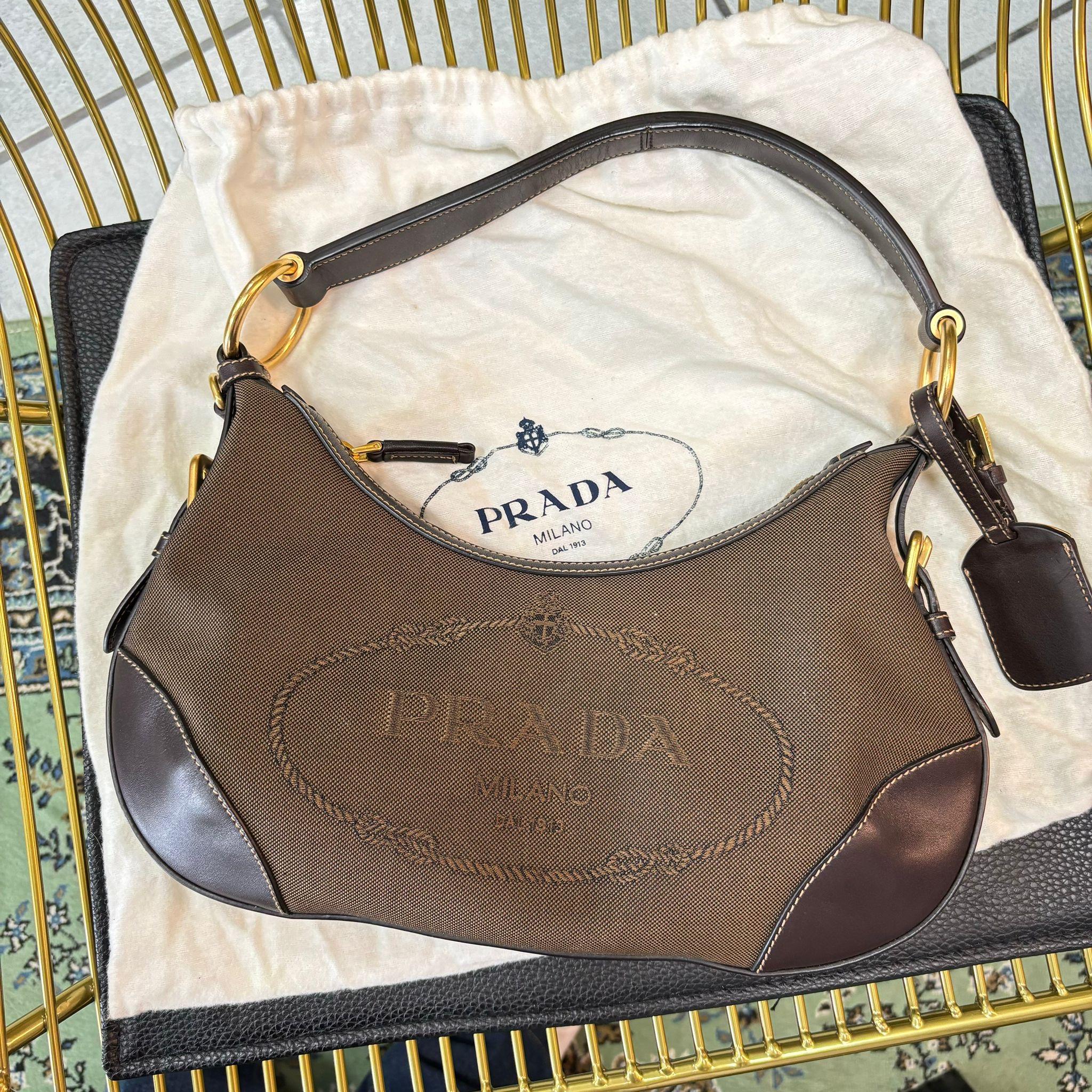 Borsa Prada in tela e pelle con logo tono su tono sul fronte
Metalleria oro
Modello a spalla
Completa di sacchetto anti polvere
condizioni pari al nuovo
Misure 32 x 20 cm