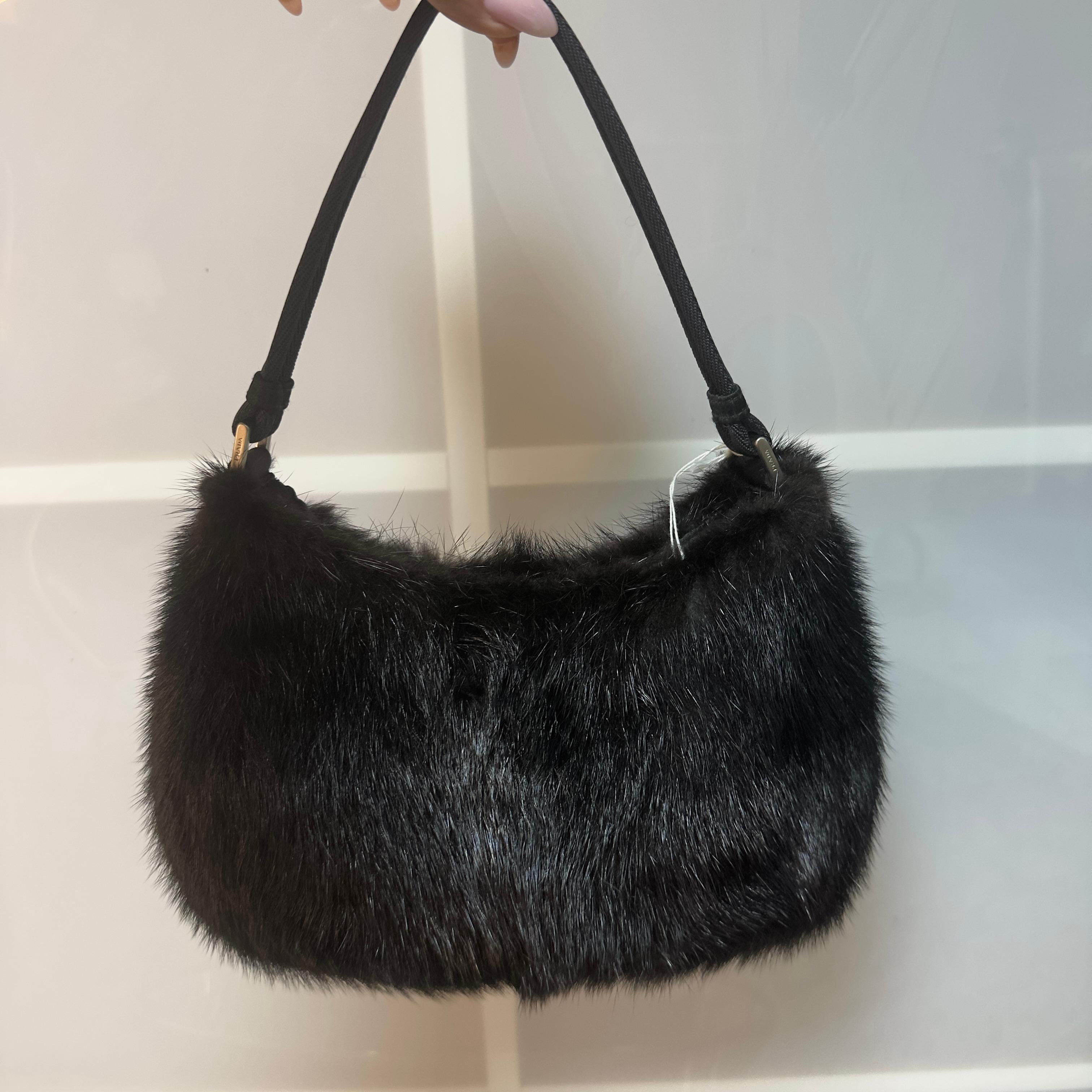 Black Borsa Prada in visone nero pari al nuovo
