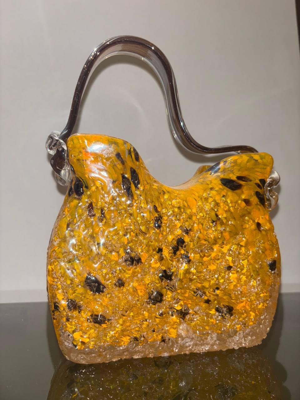 Verre de Murano de haute qualité, conçu et fabriqué à la main, et cadre en laiton chromé. 
En très bon état.
Cette sculpture en forme de bourse est un vase exclusif en verre de Murano, entièrement réalisé à la main avec des couleurs de pâte de verre