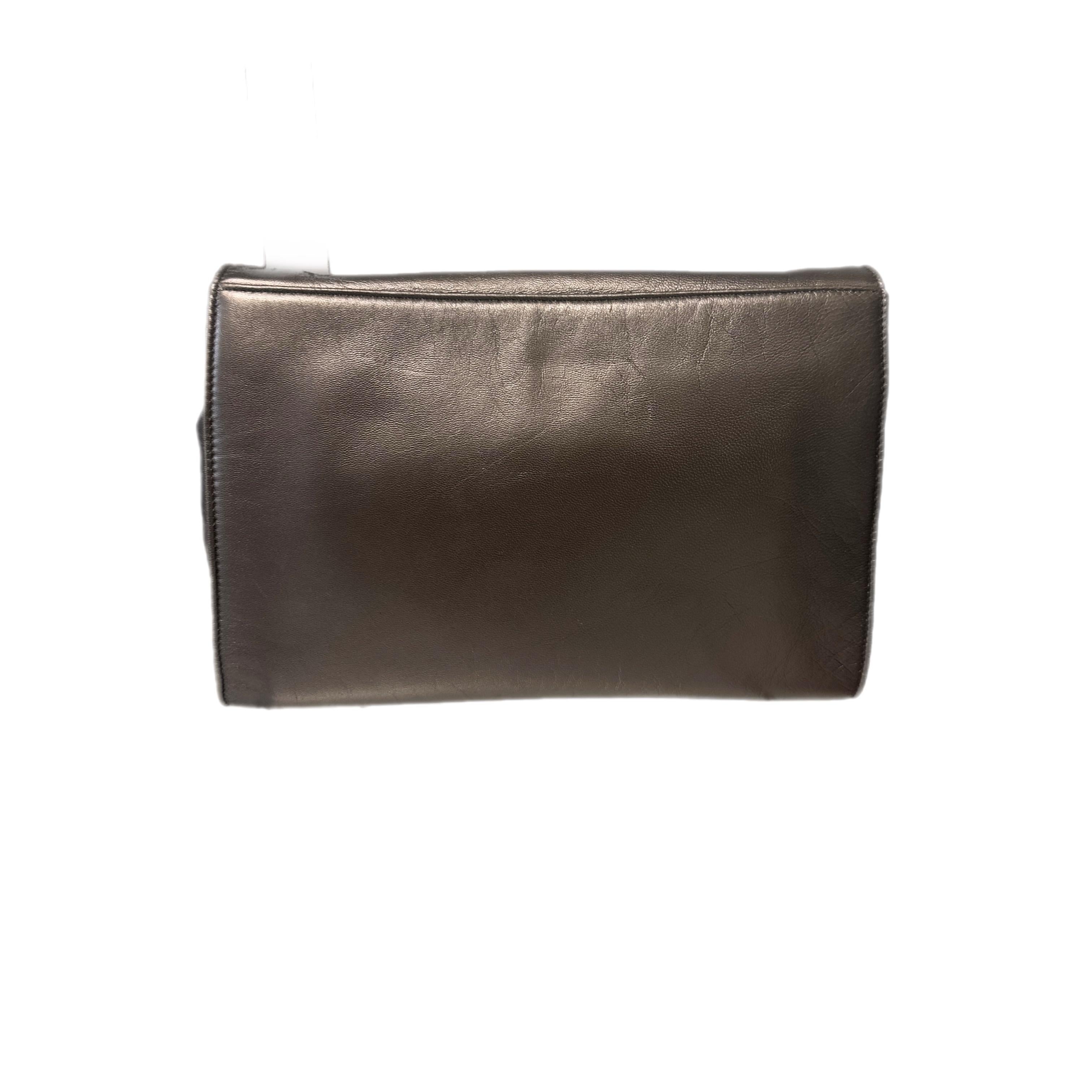 Sergio Rossi bag with front flap, snap button closure, fabric lined interior, inside pocket
Equipped with a removable shoulder strap, it can also be worn as a clutch bag 
Good overall condition, corners a bit marked as pictured
Equipped with dust