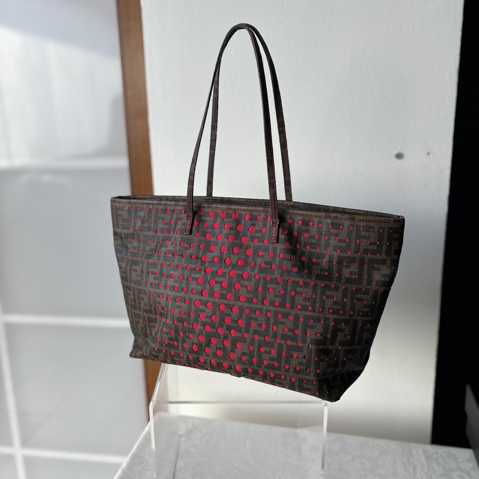 Tote bag  fendi limited edition in mint condition with loggata print  and red background
Clean interior, regular handles and corners 
Carried on the shoulder, comfortable light and capacious 
Measurements :
48x24,5 cm