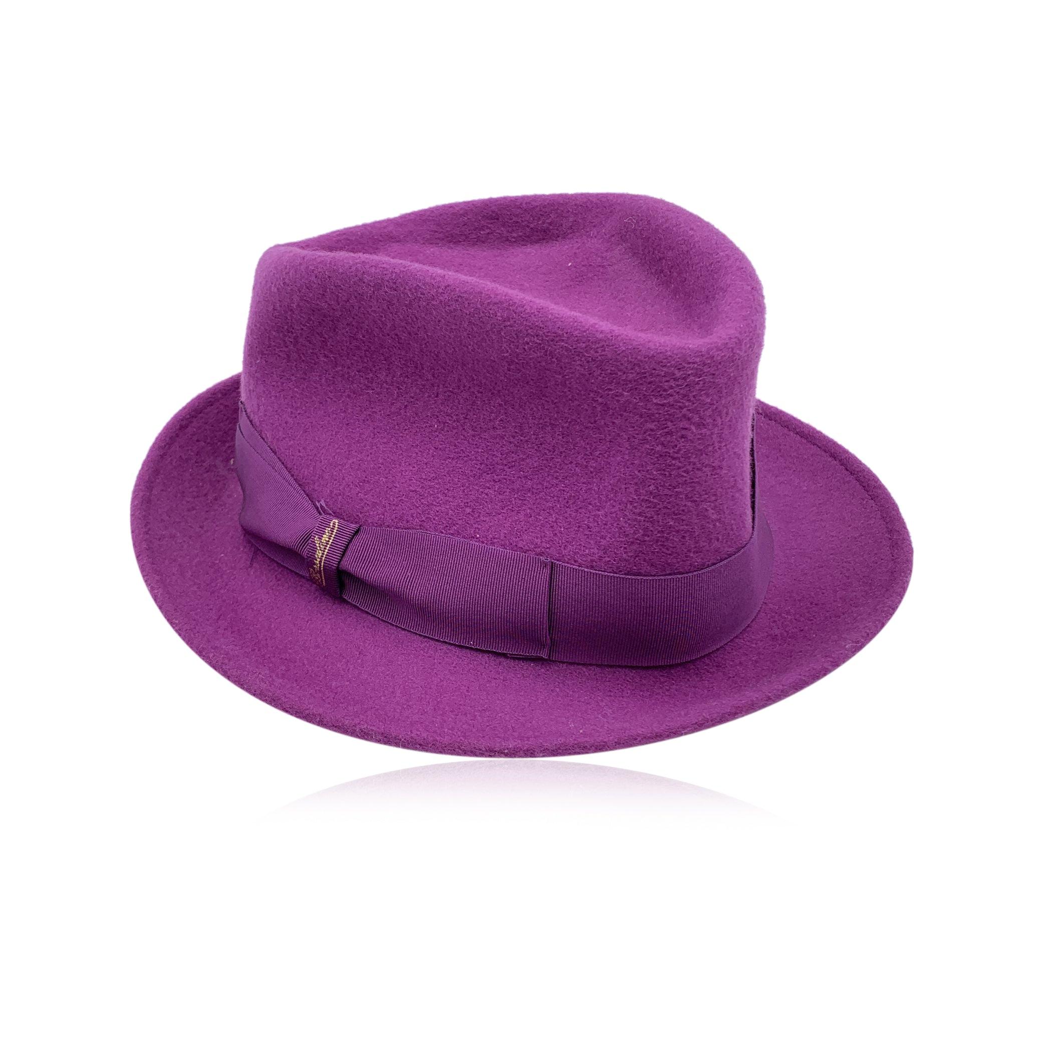 Lila Mütze von Borsalino, aus 100% Merinowolle. Lila Ripsband mit Schleife. Einheitsgröße. Innenumfang: Ca. 22 Zoll - 56 cm Zustand A - AUSGEZEICHNET Schonend benutzt. Bitte sehen Sie sich die Fotos genau an und fragen Sie nach, wenn Sie weitere