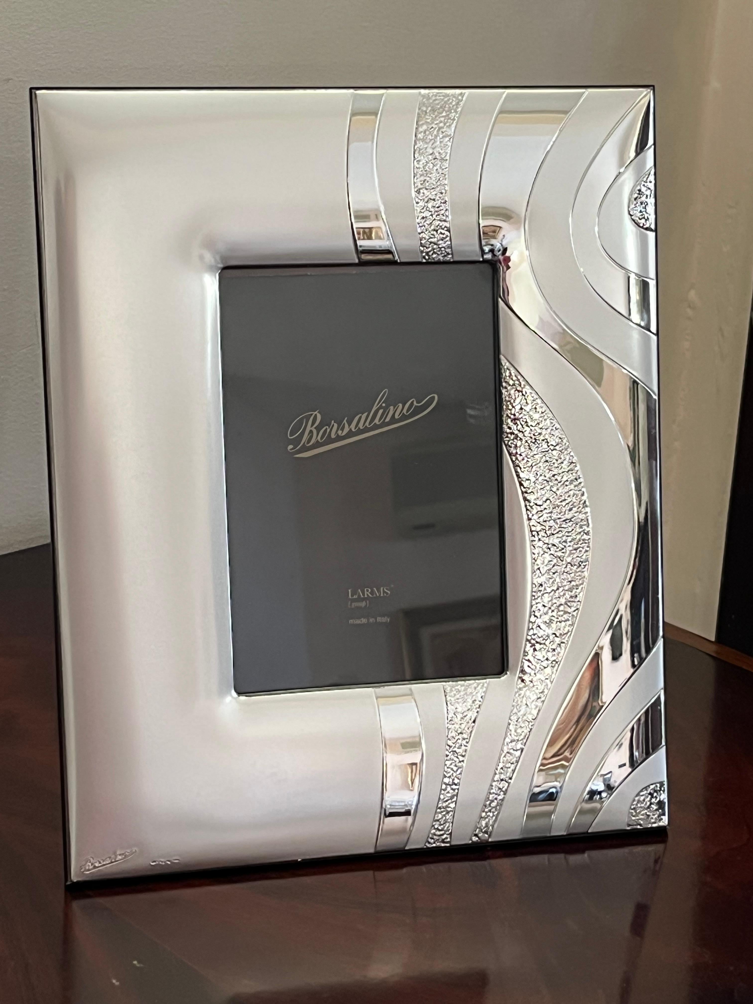 Borsalino silver photo frame, Italy, 1980s
It belonged to my grandparents and is in excellent condition. Small signs of the time. External measures 28 cm high by 23 cm wide. It can house a photograph measuring 15 cm by 10 cm.