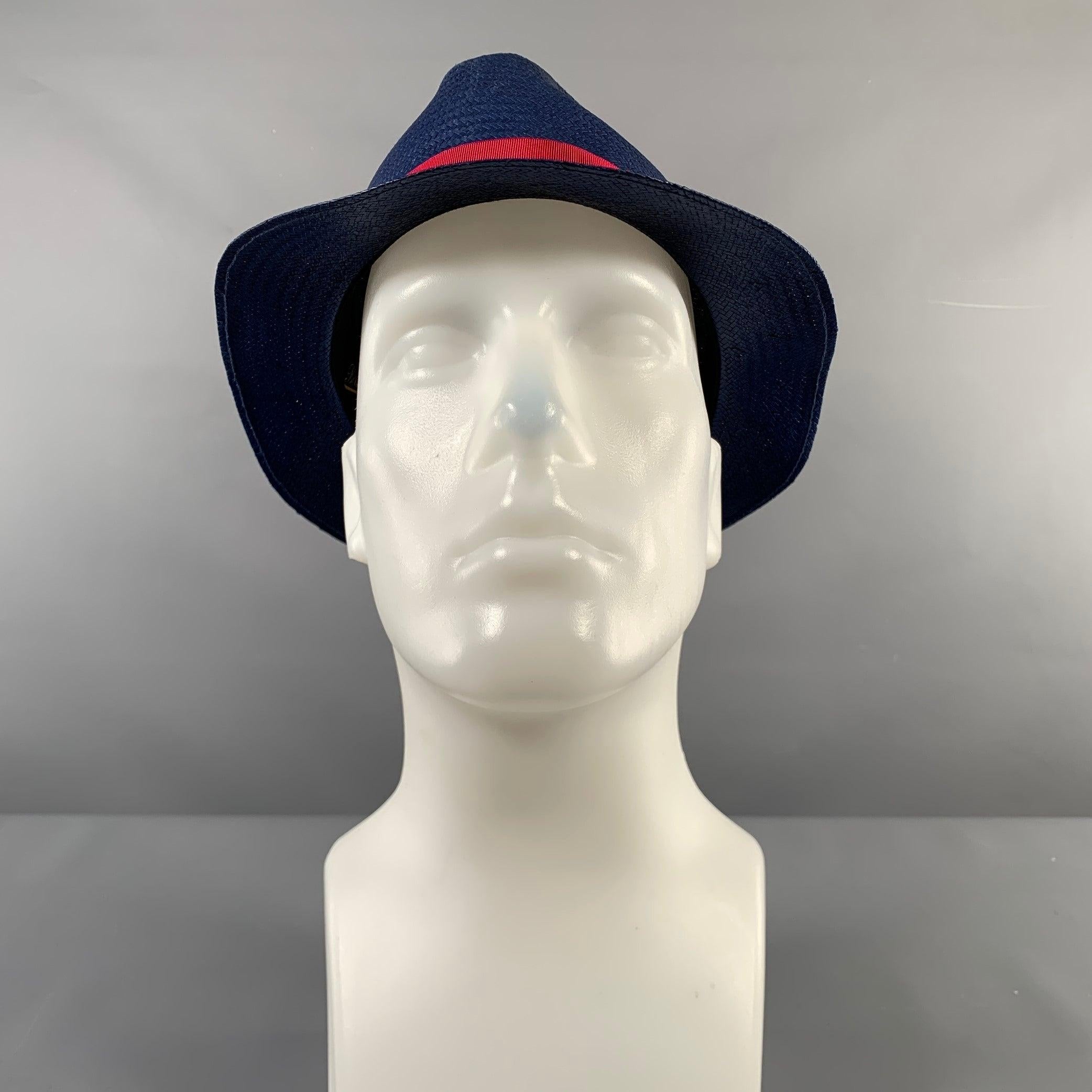 BORSALINO Hut aus blauem gewebten MATERIAL mit roter Schleife. Sehr guter gebrauchter Zustand. 

Markiert:   L 

Abmessungen: 
  Öffnung: 22 Zoll Krempe: 2 Zoll Höhe: 5 Zoll  

  
  
 
Sui Generis-Referenz: 129942
Kategorie: Hüte
Mehr Details
   