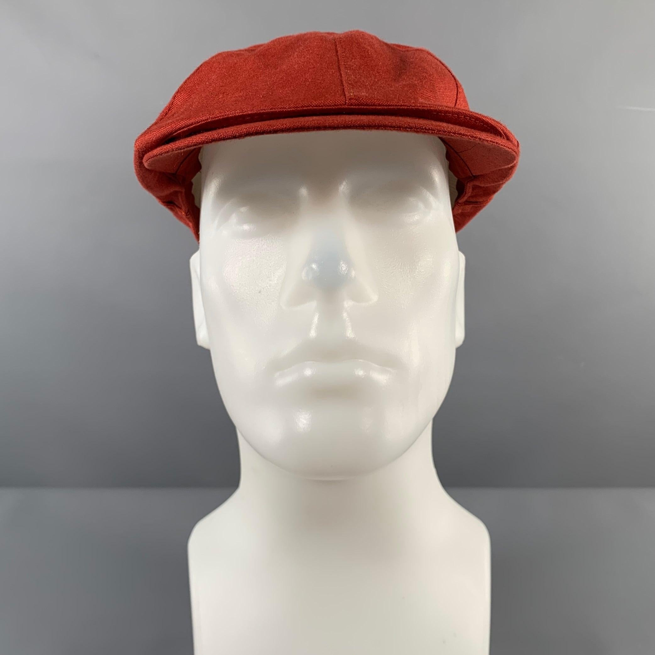 Le chapeau BORSALINO x BERGDORF GOODMAN est présenté dans un lin rouge avec un rabat détachable. Fabriqué en Italie. Excellent état. 

Marqué :   L 

Mesures : 
  Ouverture : 23 pouces Bord : 2 pouces 

  
  
 
Référence Sui Generis :