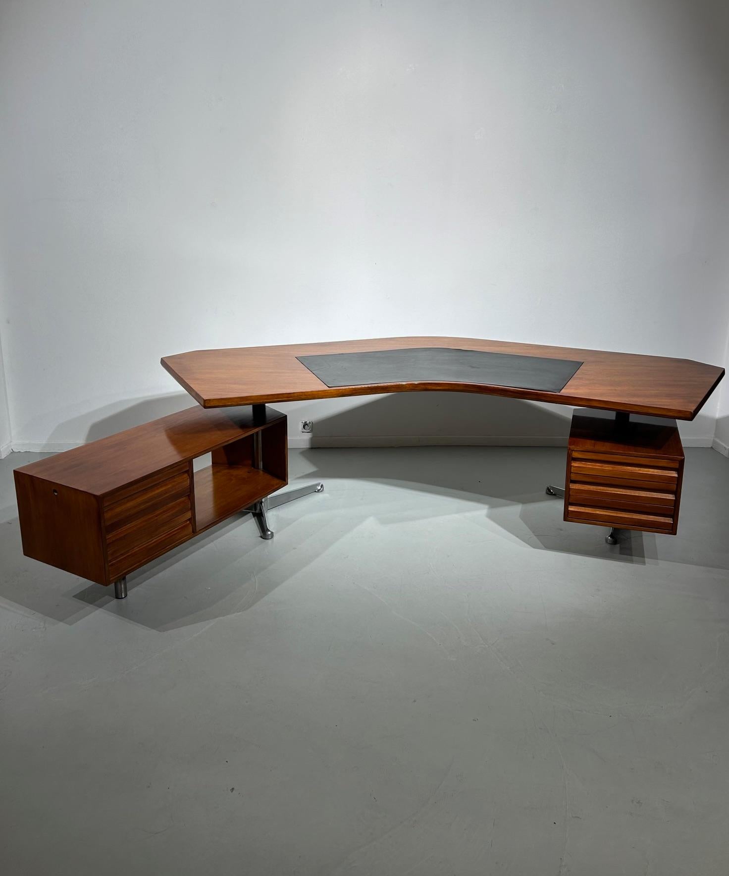 Iconic Boomerang executive desk by Osvaldo Borsani in amazing condition