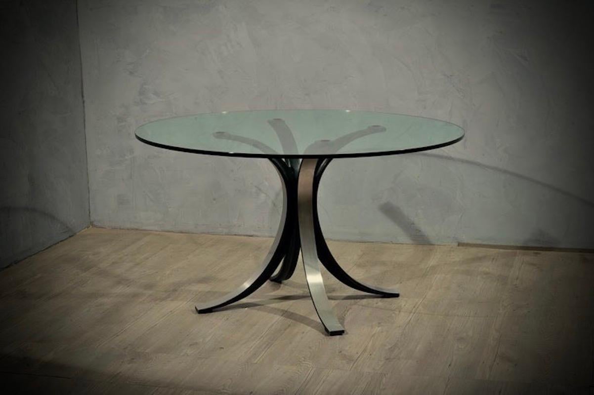Eleganter und essentieller Glastisch mit italienischem Design aus der ersten Hälfte des letzten Jahrhunderts.

Tisch von Tecno mod. T69, entworfen von Osvaldo Borsani und Eugenio Gerli. Tisch mit Glasplatte und Metallfußgestell. Die dicke Glasplatte