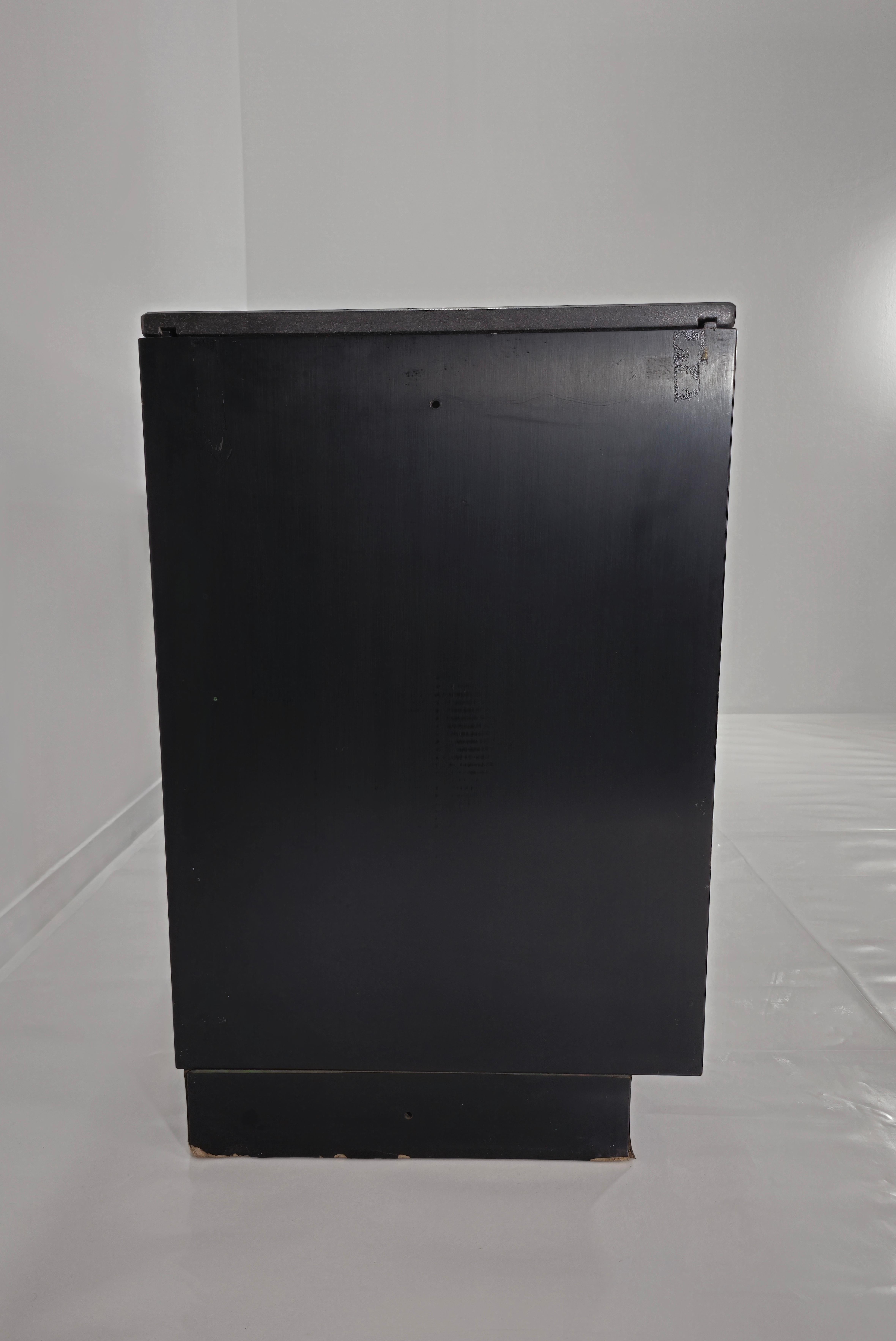 Borsani Tecno Zwei Kommoden in Schwarz und Granit aus der Mitte des Jahrhunderts Italien 1962er Jahre im Angebot 7