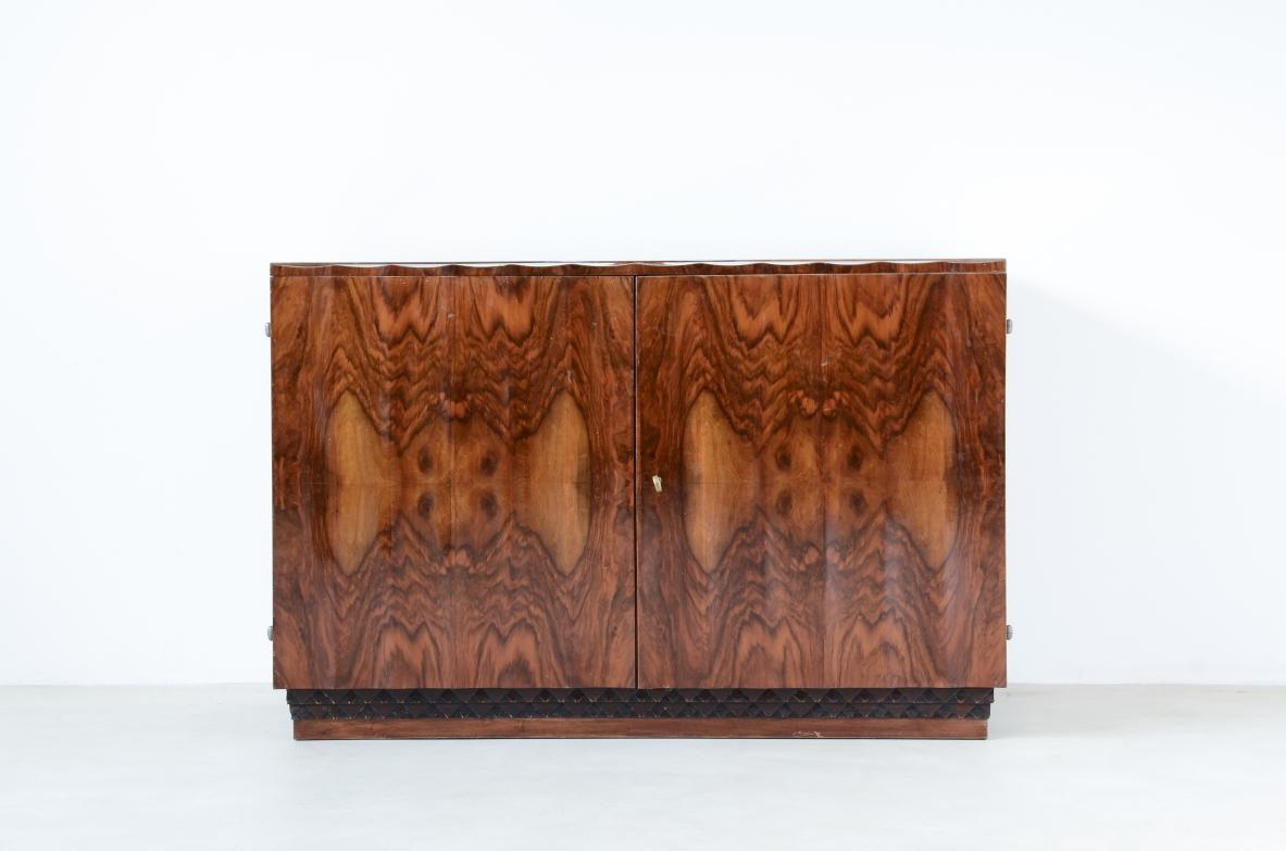 Borsani Varedo

Unique chest of drawers made of a very high quality with 4 drawers hidden by two doors with grooves that continue on the top forming a shell design.

Walnut and walnut briar, metal and brass details.

Label of the Borsani