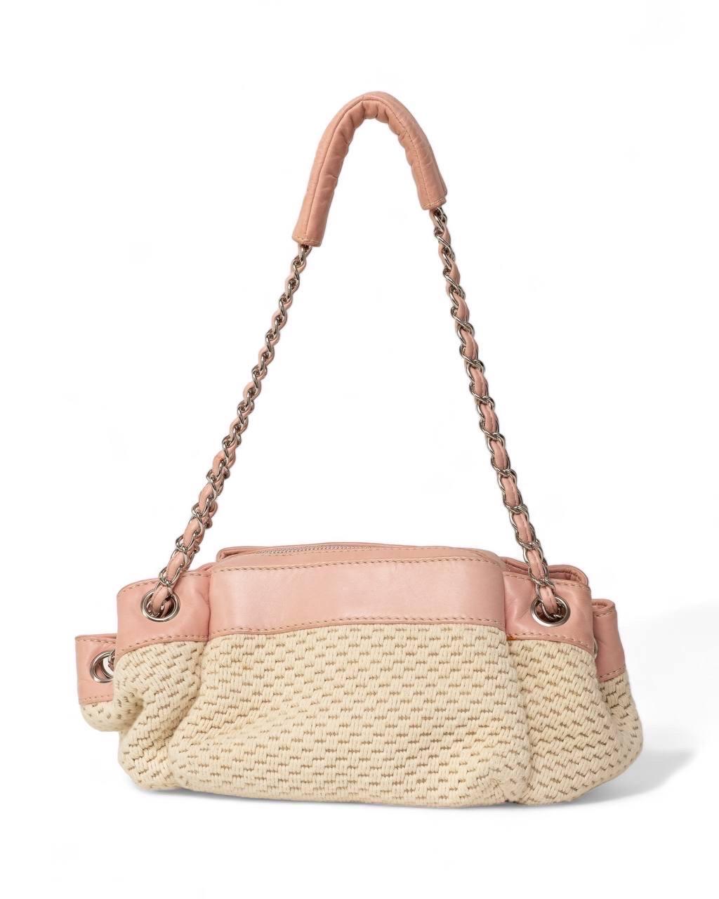 Borsa firmata Chanel, modello Lax Accordion, realizzata in lana beige con rifiniture in pelle rosa e hardware argentati. Dotata di una chiusura superiore a zip, internamente in raso beige, capiente per l’essenziale. Munita di doppio manico in catena