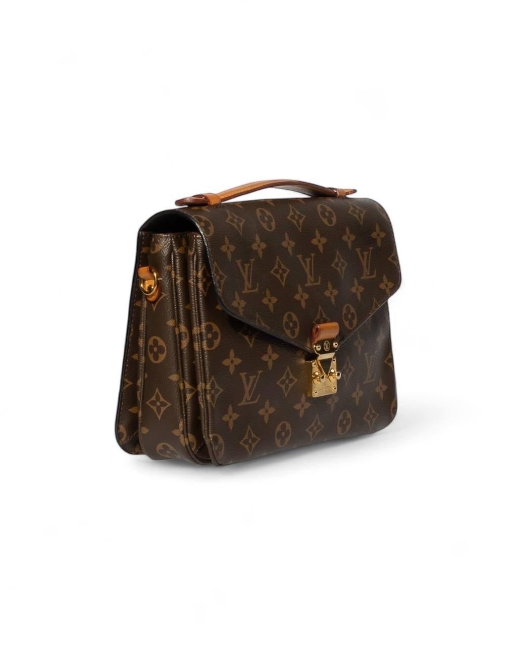 Borsa firmata Louis Vuitton, modello Métis, realizzata in tela nella fantasia monogram con inserti in vacchetta e hardware dorati. Dotata di una patta con chiusura ad incastro, internamente rivestita in tessuto scamosciato tono su tono con comode