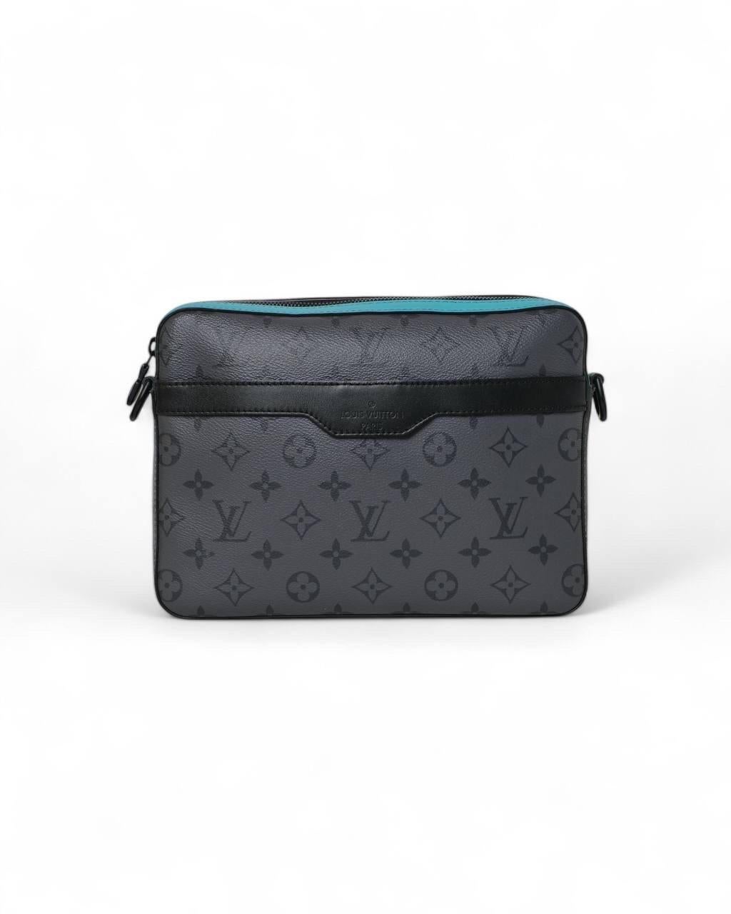 Borsa firmata Louis Vuitton, modello Messenger Trio, realizzata in tela con la raffinata fantasia Monogram reverse eclipse, è impreziosita da rifiniture in pelle color turchese e hardware neri, che conferiscono un tocco moderno e distintivo. Dotato