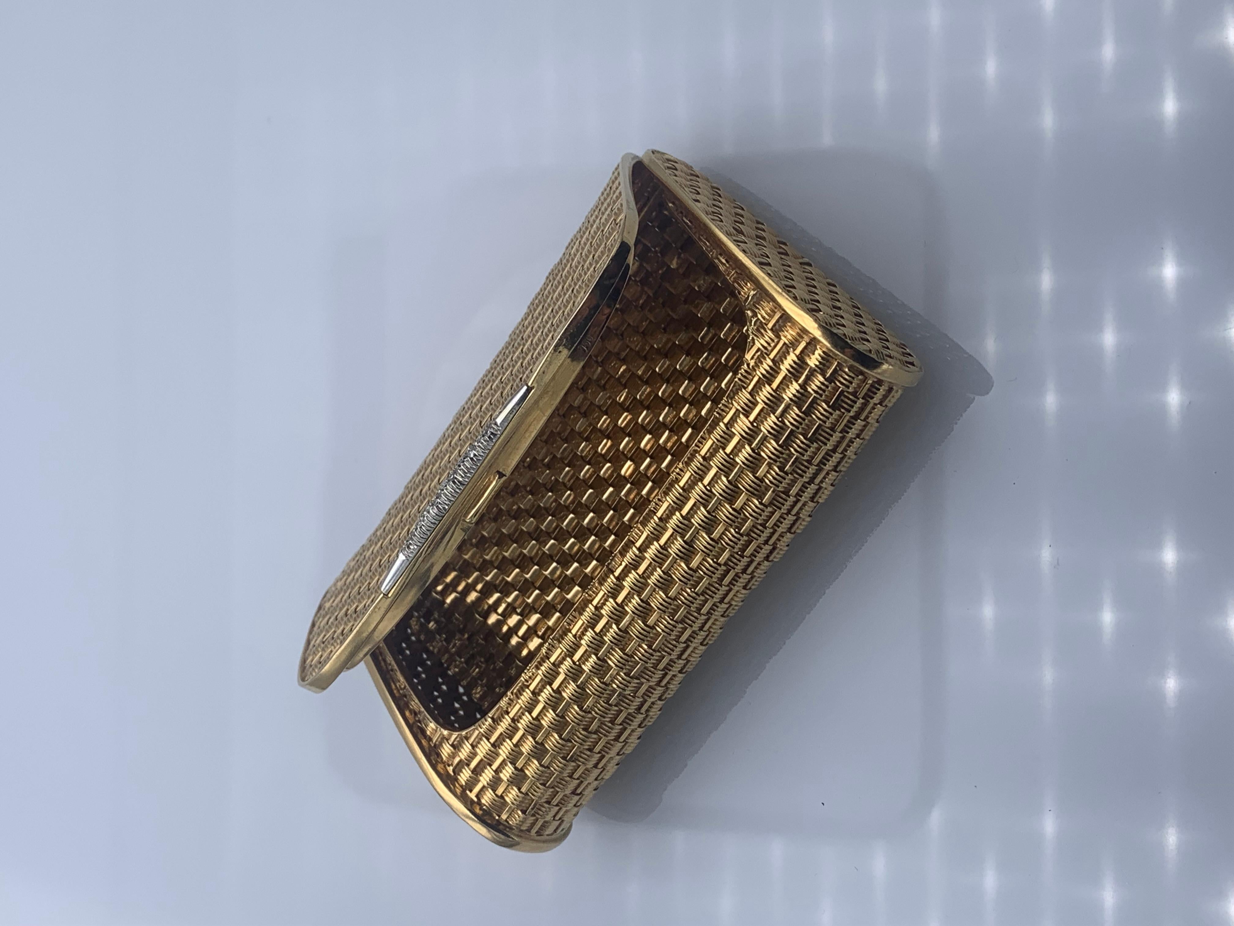 Petit sac en or kt18 avec finition diamantée  8x8 . feuille tissée semi-rigide de  exécution exquise circa 1960 dimensions 9x5.5x2 cm poids 112 g