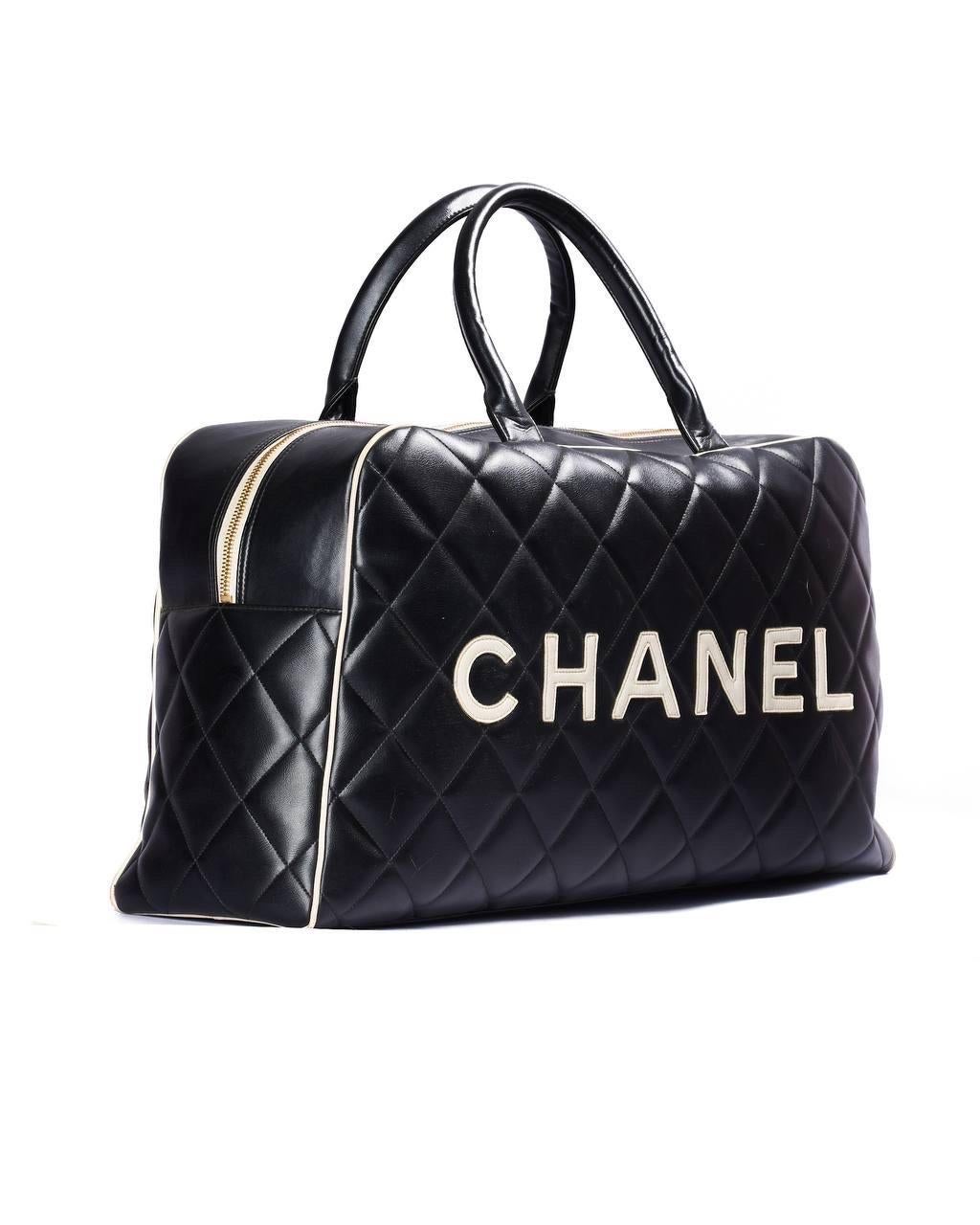 Borsone firmato Chanel, modello Duffle, misura large, realizzato in pelle trapuntata nera con hardware dorati. Dotato di una chiusura superiore a zip, internamente rivestito in pelle liscia tono su tono e comoda tasca con chiusura a zip, molto
