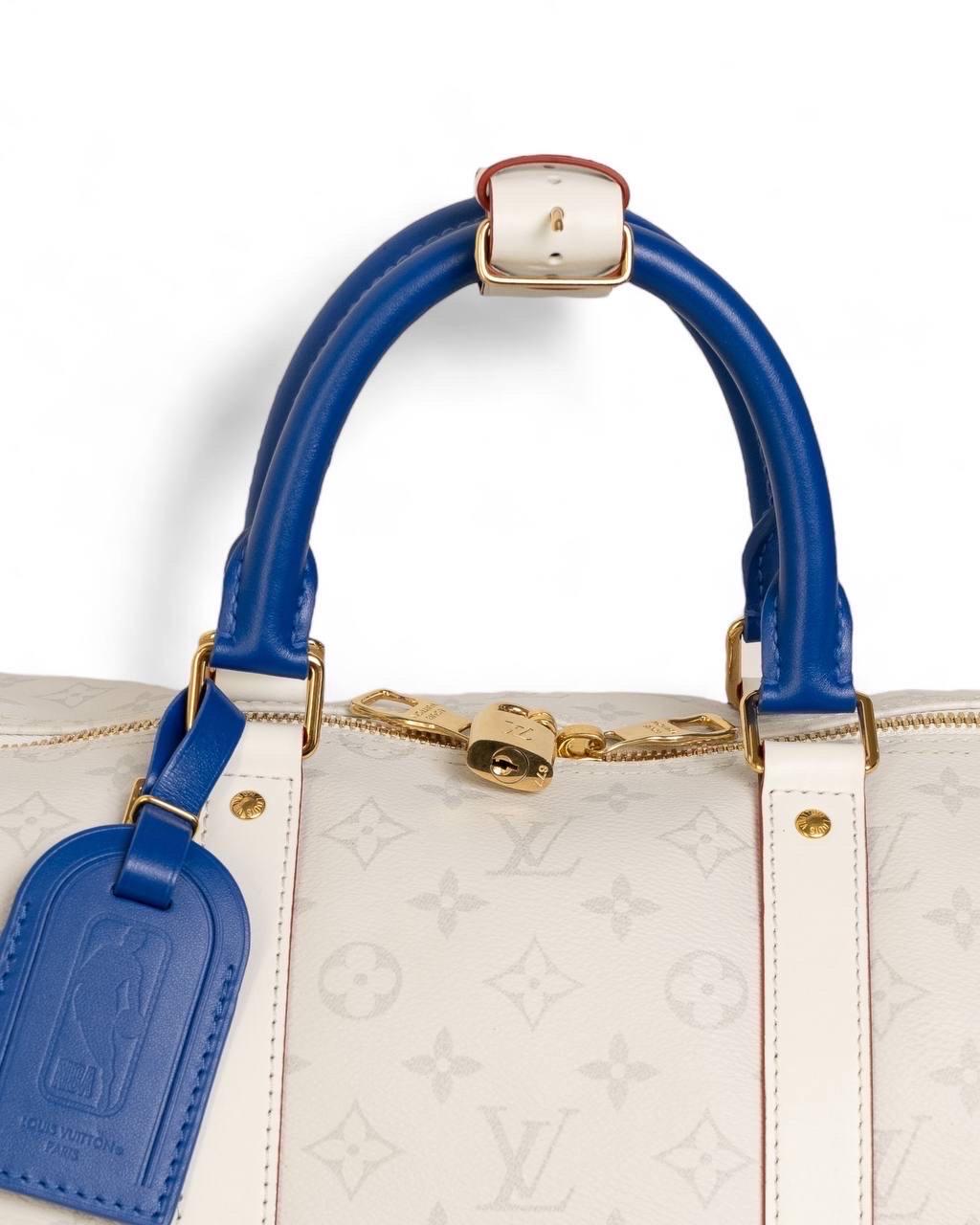 Borsone firmato Louis Vuitton, modello Keepall, misura 55, in collaborazione con NB, realizzato in tela e pelle tricolor nella classica fantasia monogram con hardware dorati. Dotata di una chiusura superiore con zip, internamente rivestito in tela