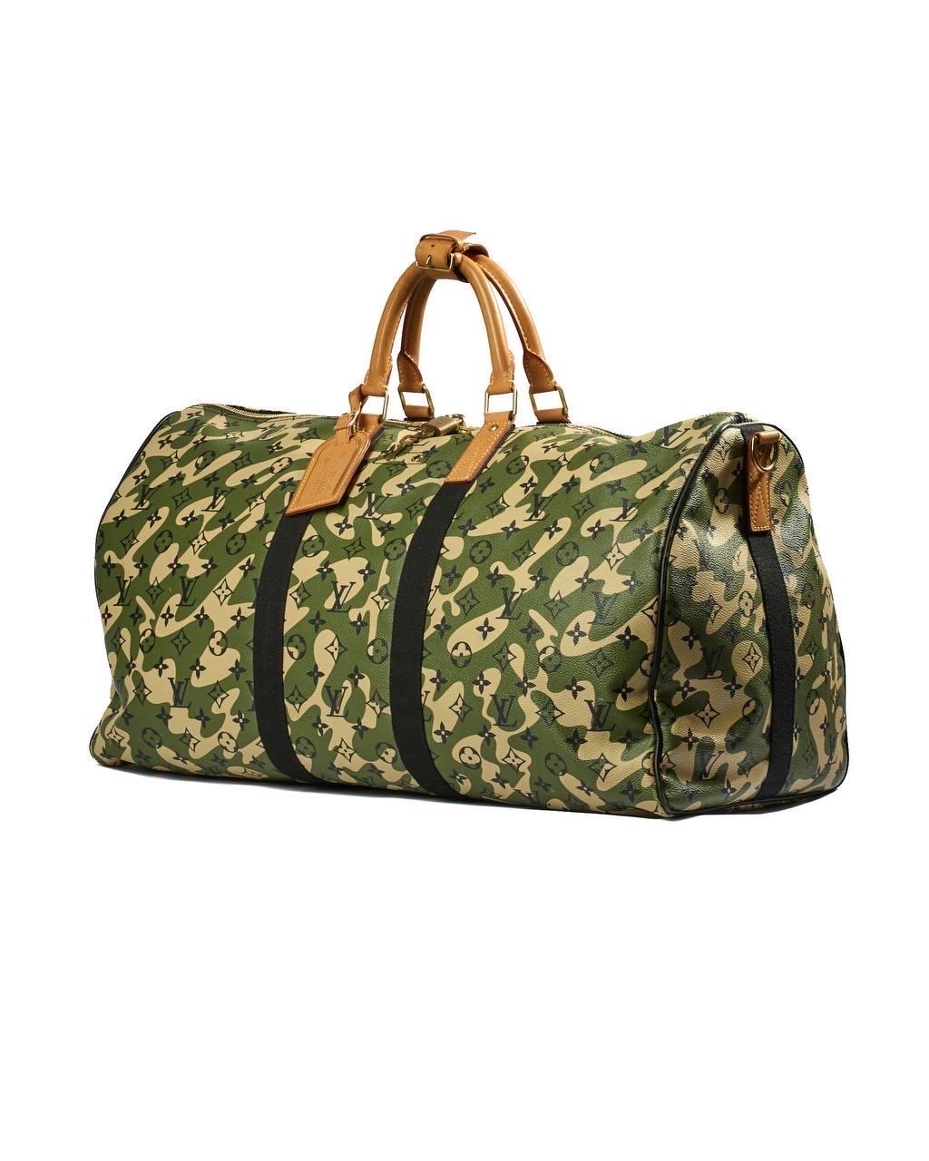 Borsa Louis Vuitton modello Keepall Bandouliere 55, edizione limitata realizzata in collaborazione con l’artista Takashi Murakami. Realizzato in tela monogramouflage nella sofisticata colorazione verde, arricchito da inserti in vacchetta e hardware