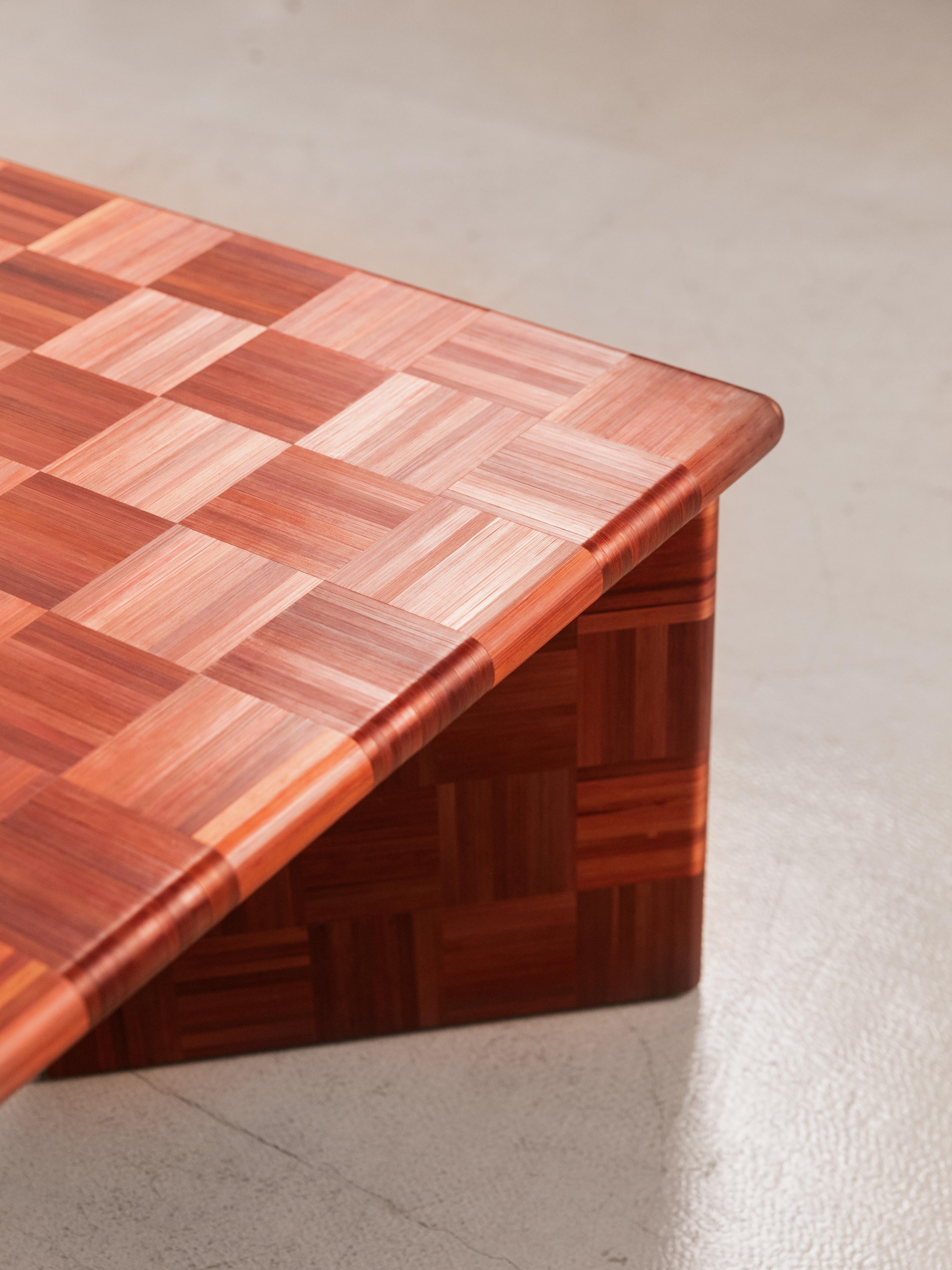 Arts and Crafts Table basse d'appoint BOS avec marqueterie de paille rouge en damier, fabriquée à la main en vente