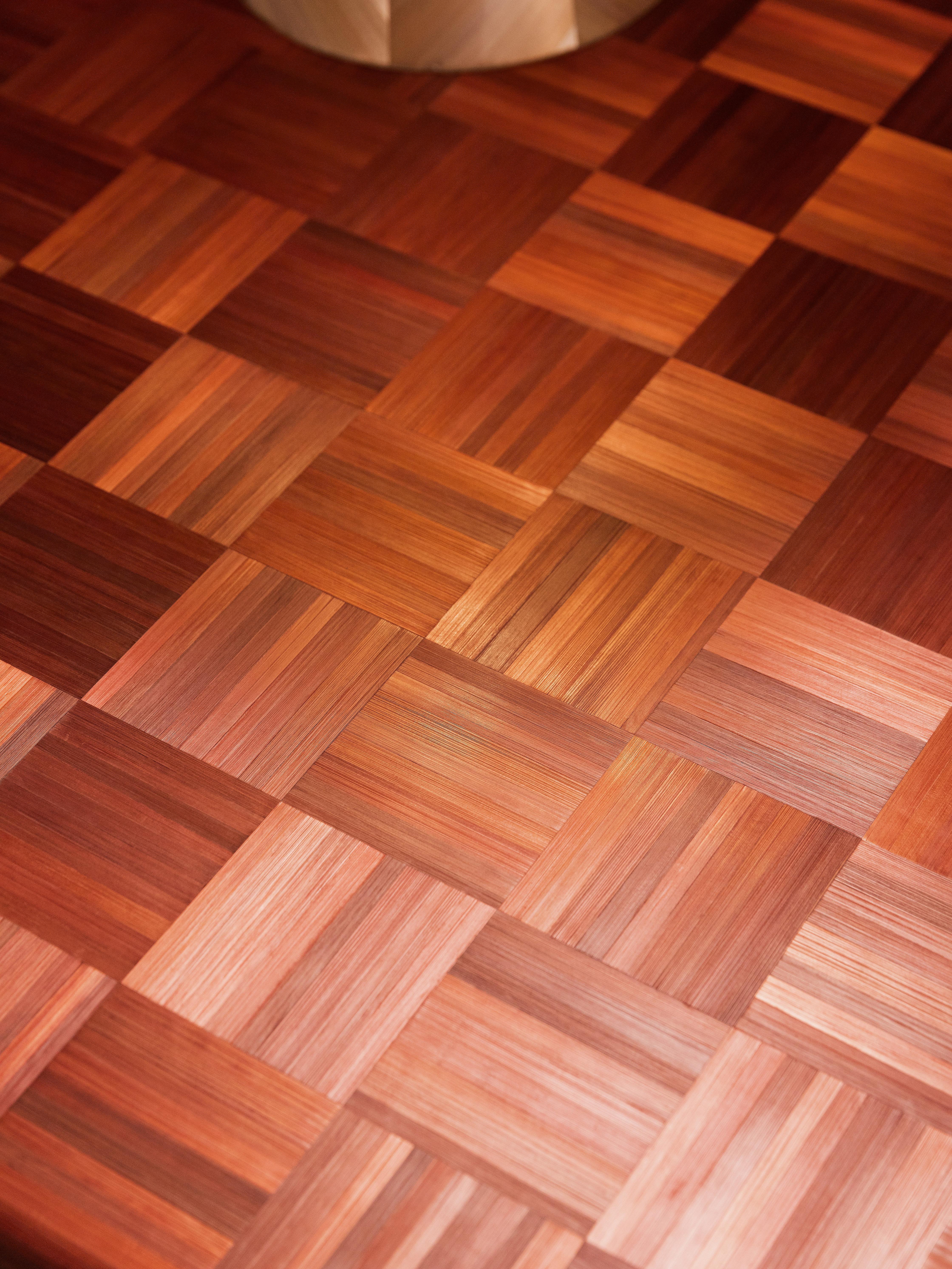 Incrusté Table basse d'appoint BOS avec marqueterie de paille rouge en damier, fabriquée à la main en vente