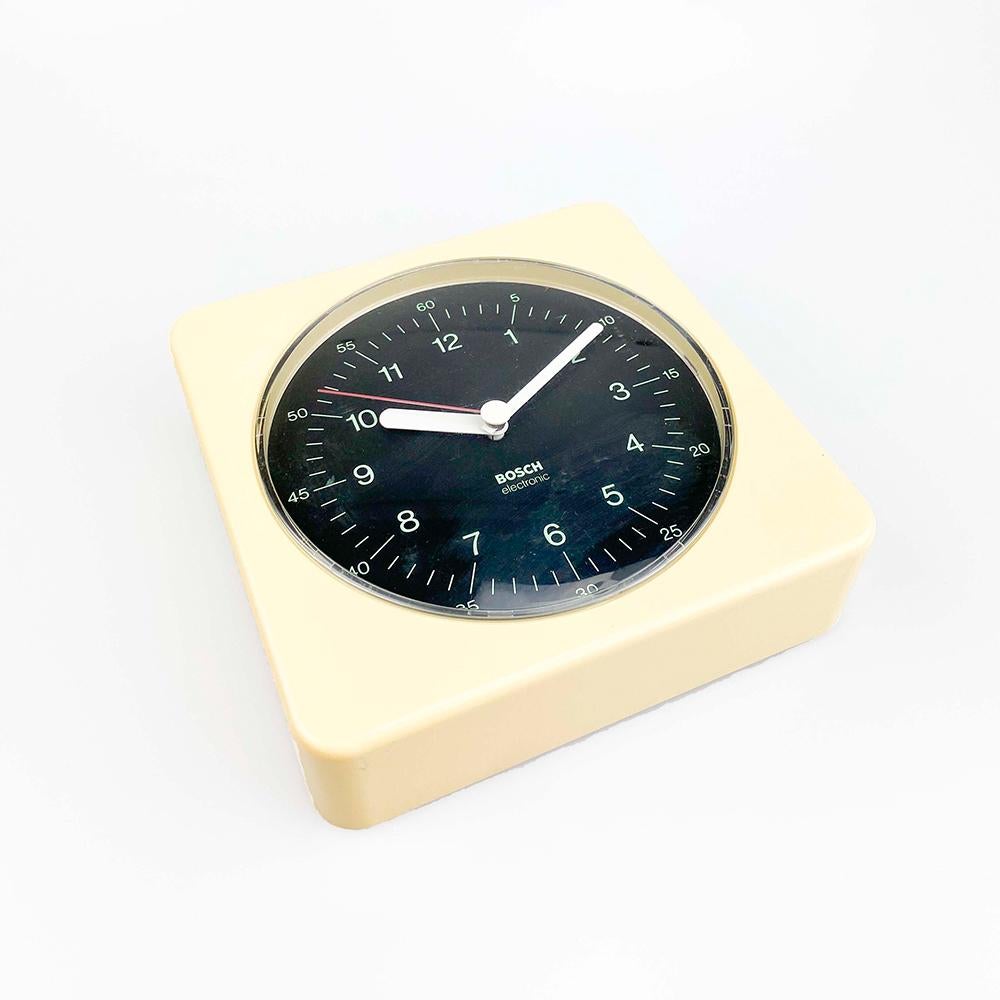 Bosch UK 6 wall clock, 1970's.

Plastic bench. Working correctly. 

Dimensions: 18x18 cm.