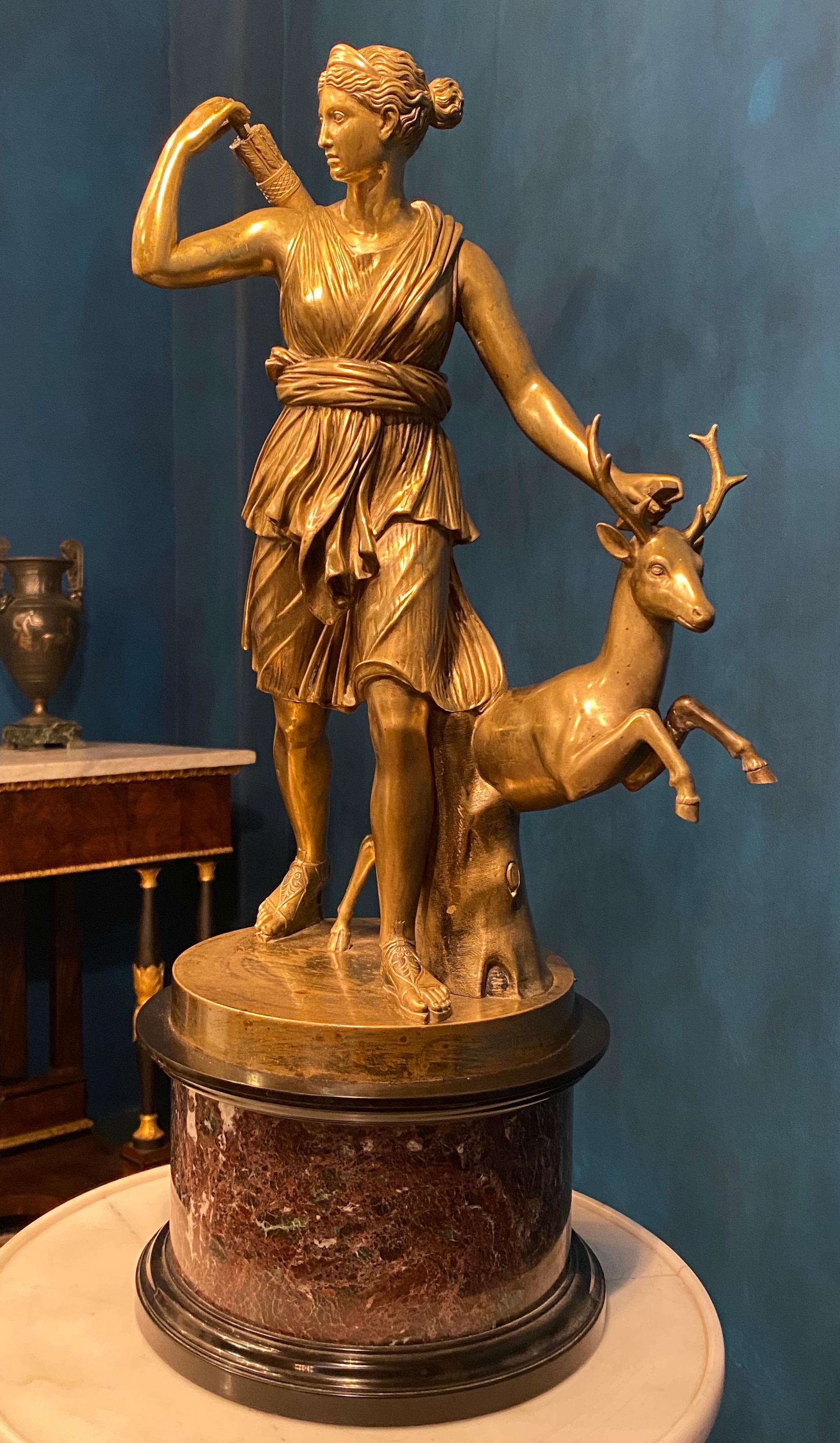 Grand Tour Groupe de sculptures en bronze d'après un Louvre  Diane de Versailles ou Artemis, déesse de la chasse.
Diane est représentée à la chasse, se hâtant vers l'avant, comme à la poursuite d'un gibier. Elle regarde vers la droite et, le bras