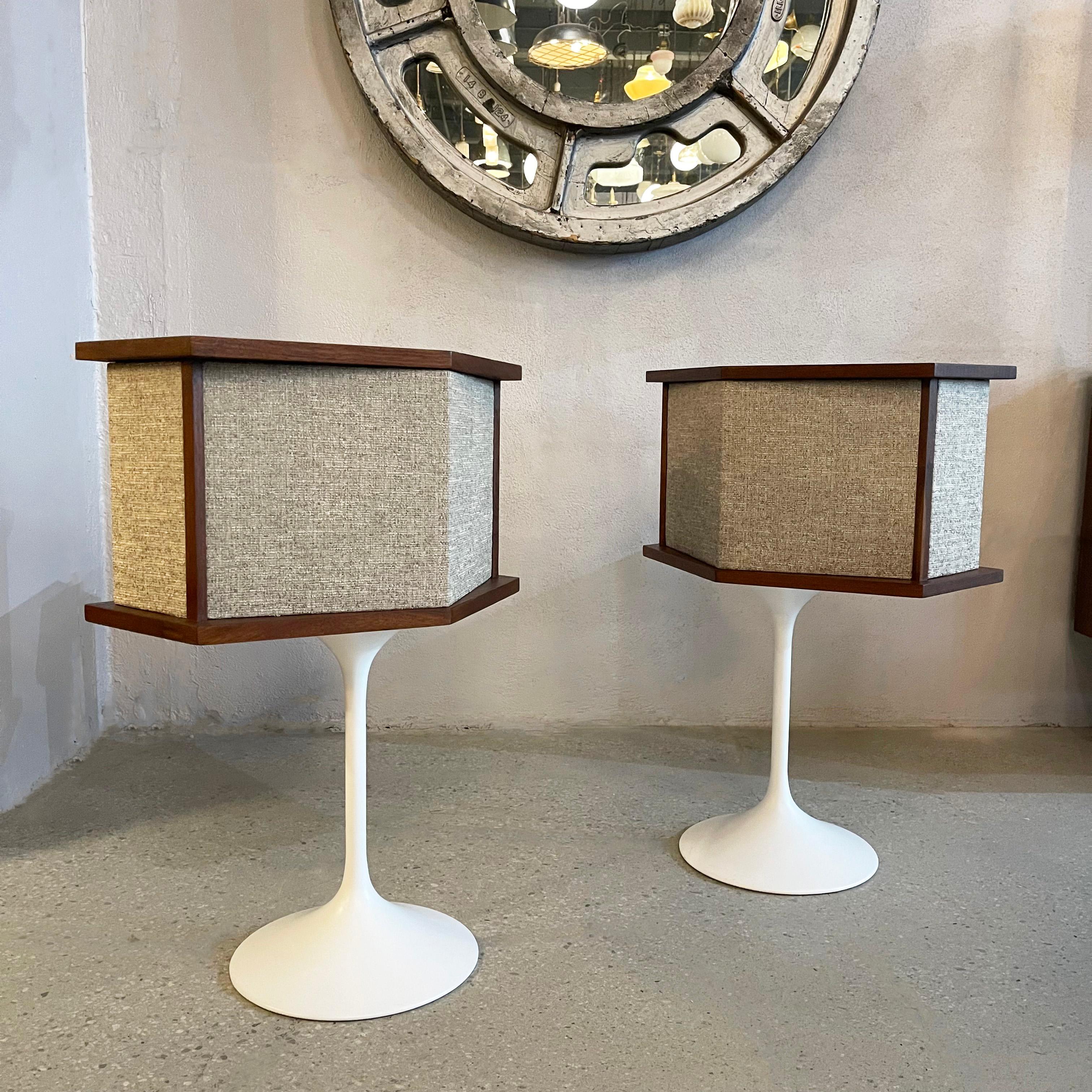 Mid-Century Modern Speakers de la série Bose 901 sur socles Tulip d'Eero Saarinen en vente