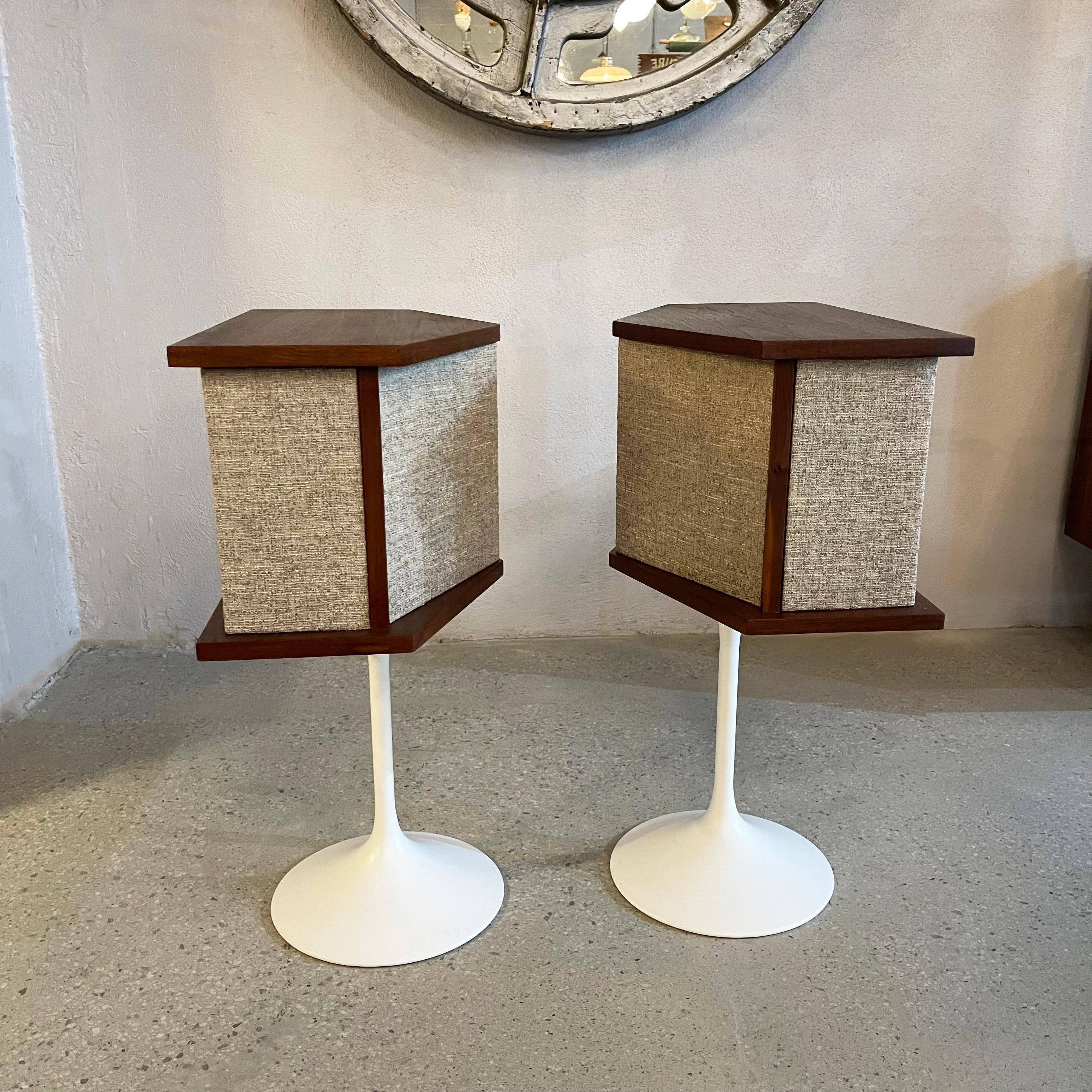 Peint Speakers de la série Bose 901 sur socles Tulip d'Eero Saarinen en vente
