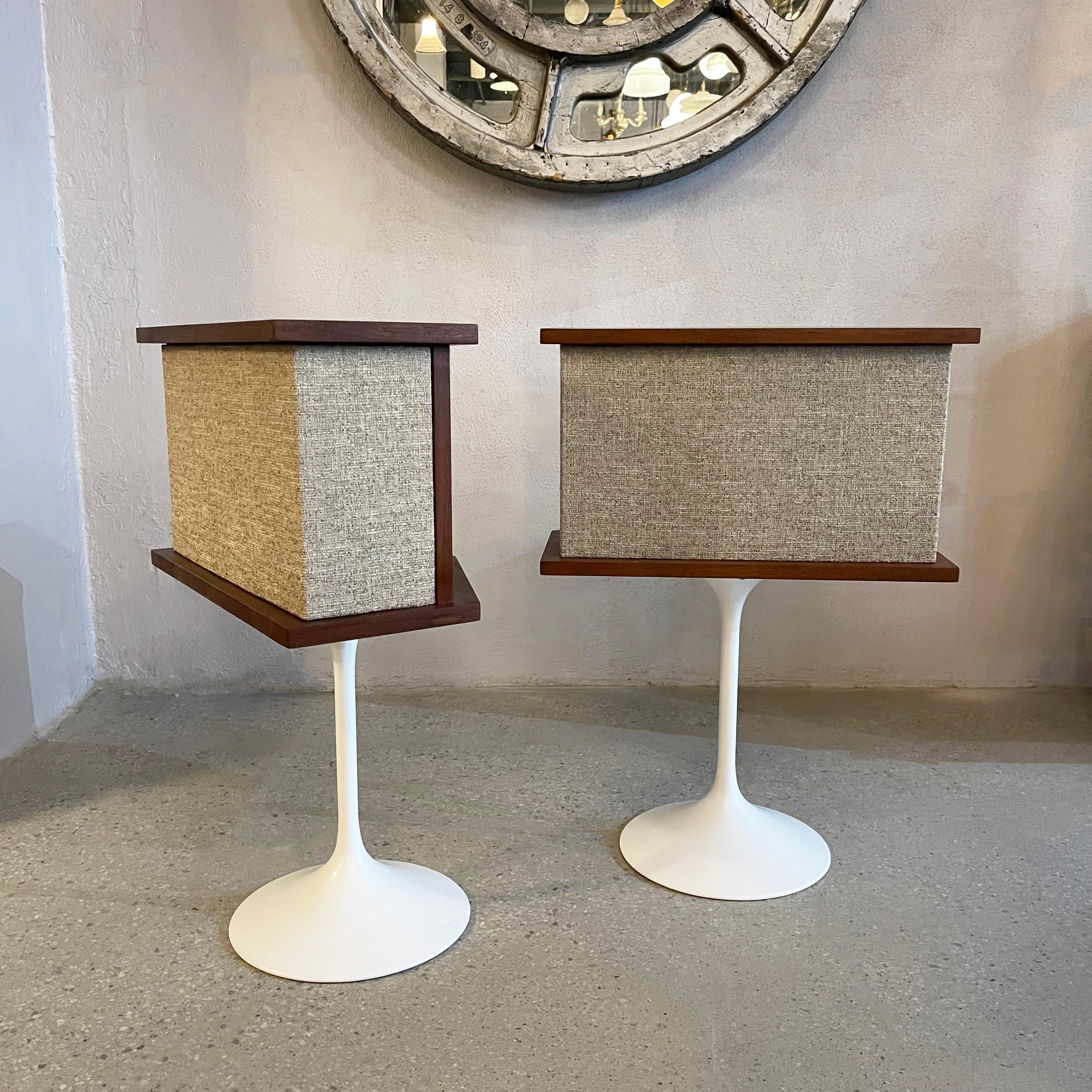 Bose 901 Series Speakers On Eero Saarinen Tulip Bases In Good Condition For Sale In Brooklyn, NY