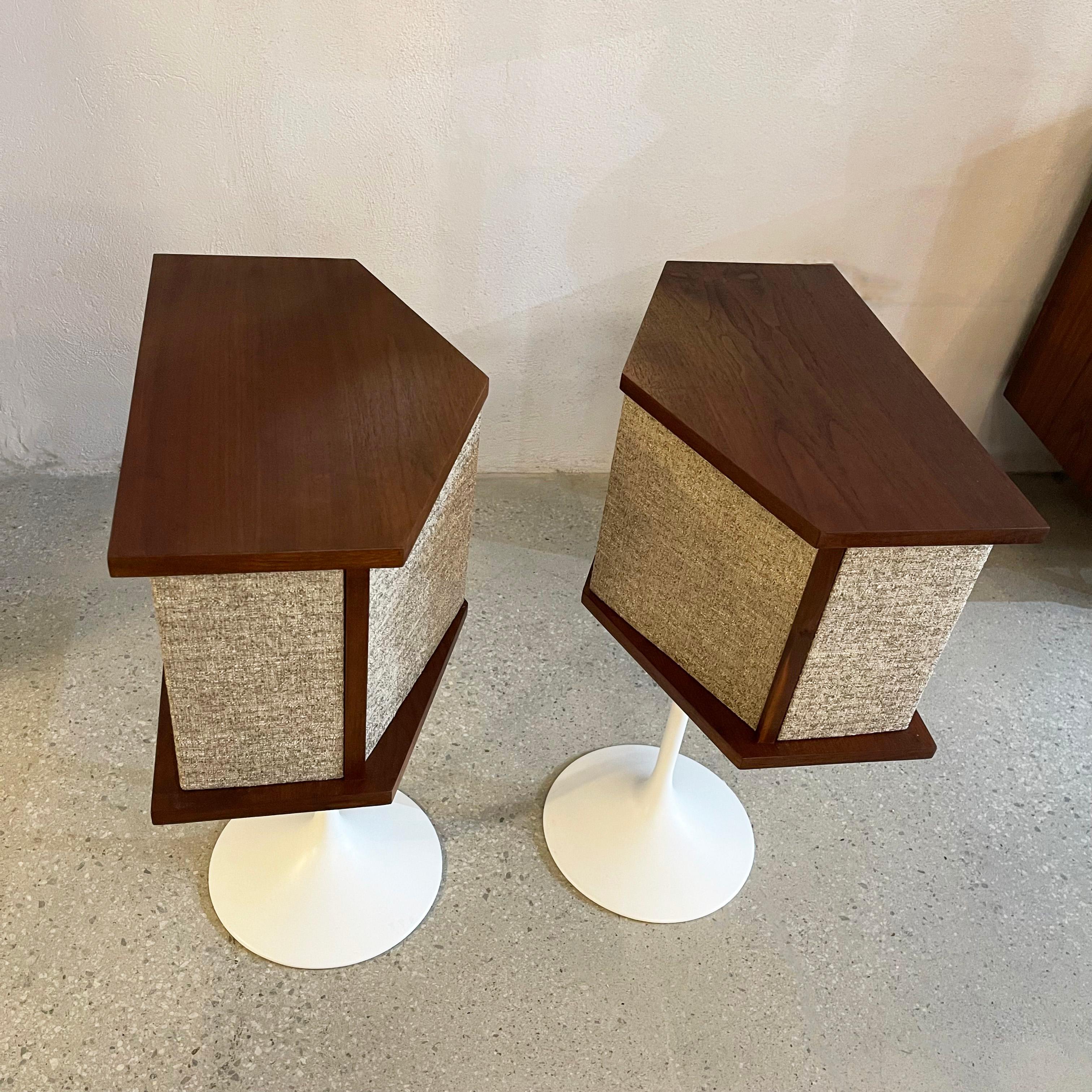 Bose 901 Series Speakers On Eero Saarinen Tulip Bases In Good Condition For Sale In Brooklyn, NY