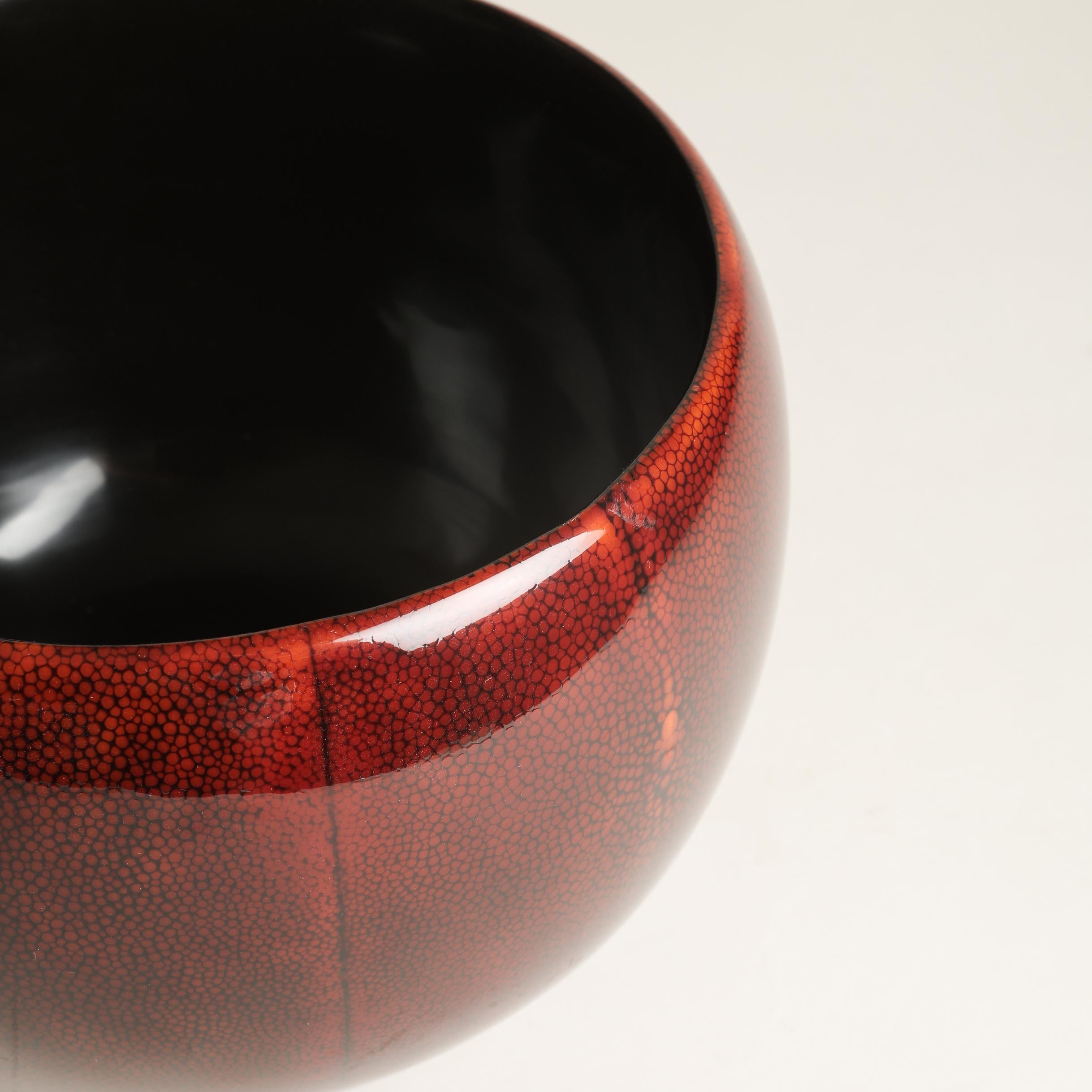 Art Deco Urushi Red & Black Sami-Nuri Lacquered Shagreen Boshu Bowl by Alexander Lamont For Sale