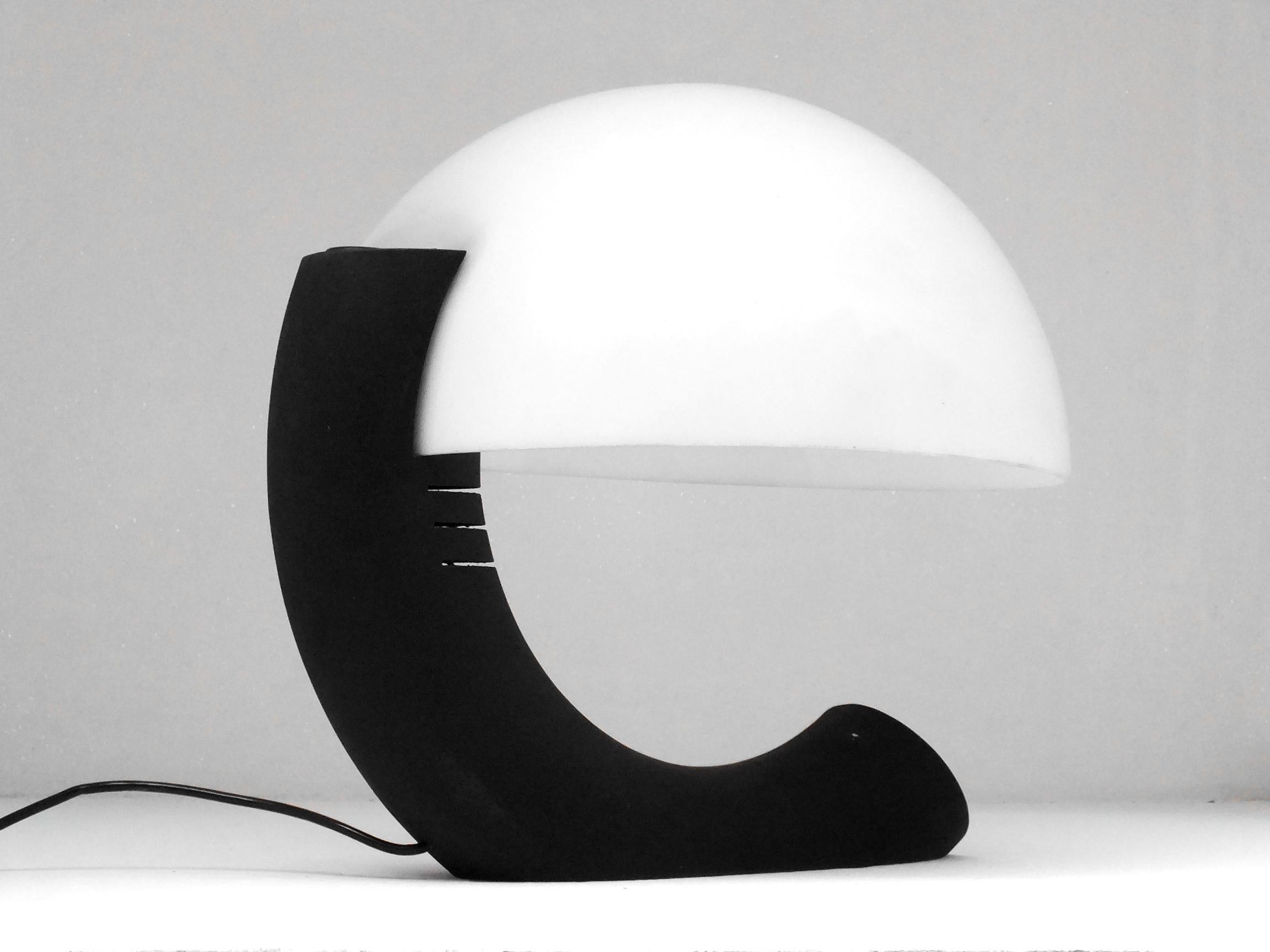 Design Bosi E. dans les années 70 par Martini F. Ili di Concordia, élégante lampe de table

la lampe de table est en très bon état avec seulement un défaut dans la partie supérieure du plexi blanc, visible uniquement du dessus,  à cause de la