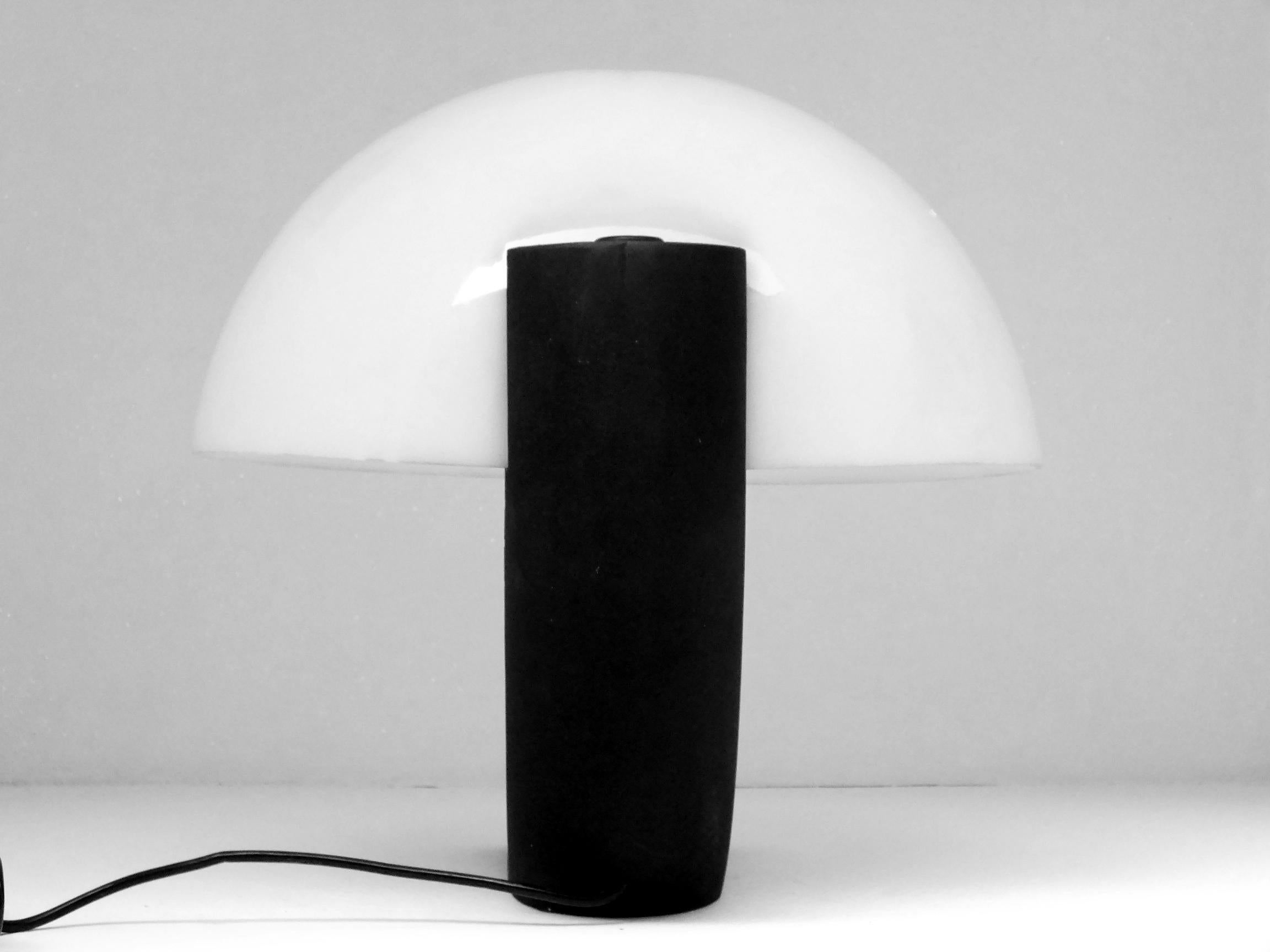 Fin du 20e siècle Design Bosi E. dans les années 70 par Martini F. Ili di Concordia, élégante lampe de table en vente