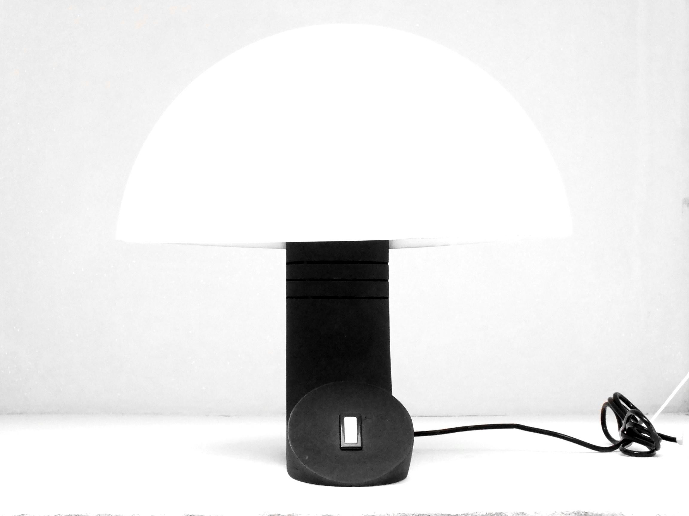 Métal Design Bosi E. dans les années 70 par Martini F. Ili di Concordia, élégante lampe de table en vente
