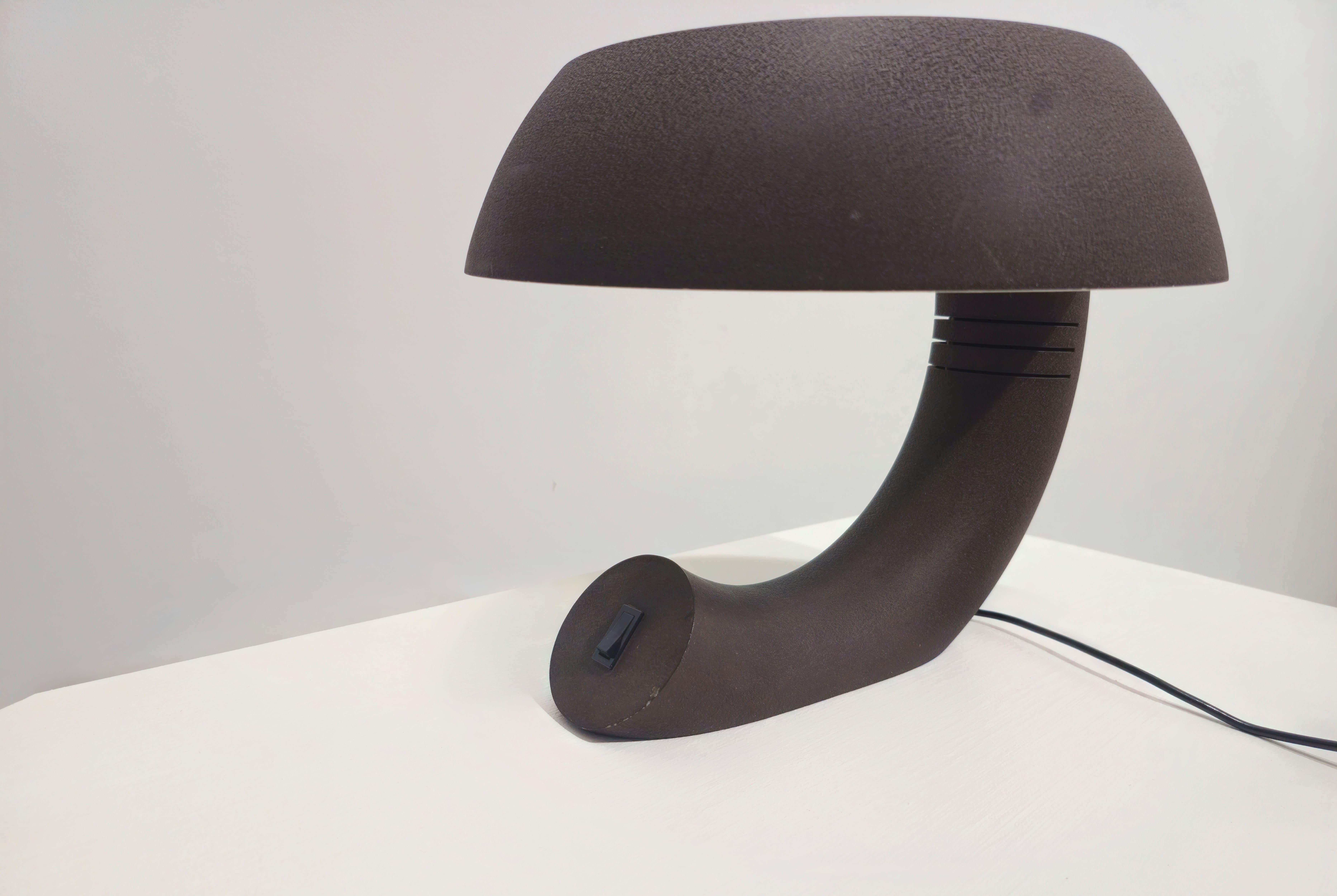 Rare table or desk lamp by E. Bosi Fratelli Martini produced in Italy in the 60s/70s. The lamp has a particular curved base that supports a circular diffuser, and was made of craquelé lacquered aluminum, which is a particular 