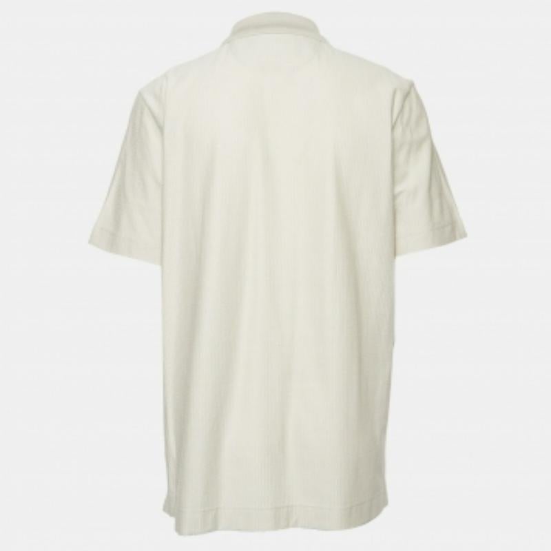 Los polos siempre han sido una elección clásica para cualquiera. Esta iteración está confeccionada con los mejores tejidos para un ajuste cómodo. Completa tu look informal con unos pantalones cortos y unas zapatillas.