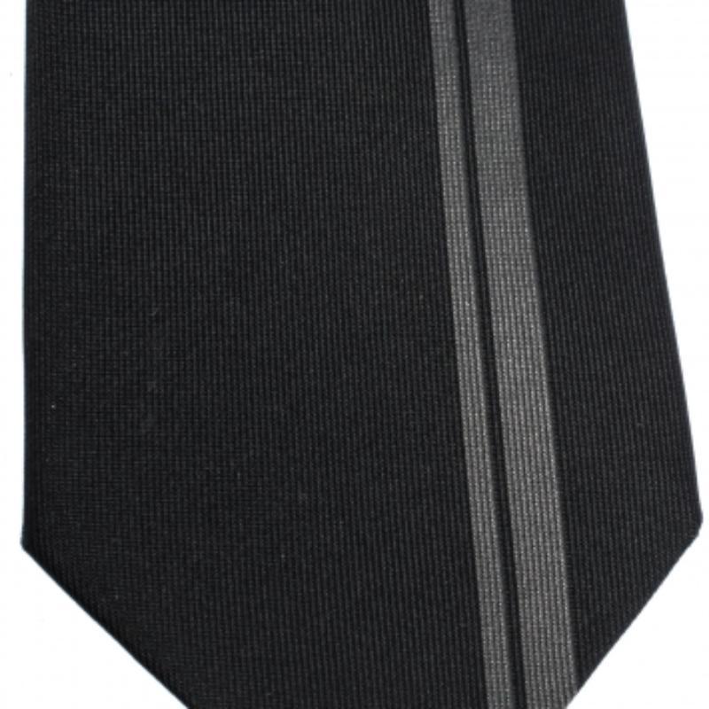 Diese perfekt geschneiderte Boss By Hugo Boss Krawatte ist genau das, was Sie brauchen, um einen guten Eindruck zu hinterlassen. Diese Krawatte in klassischem Schwarz mit grauem Längsstreifen ist wie geschaffen für den modernen Mann.