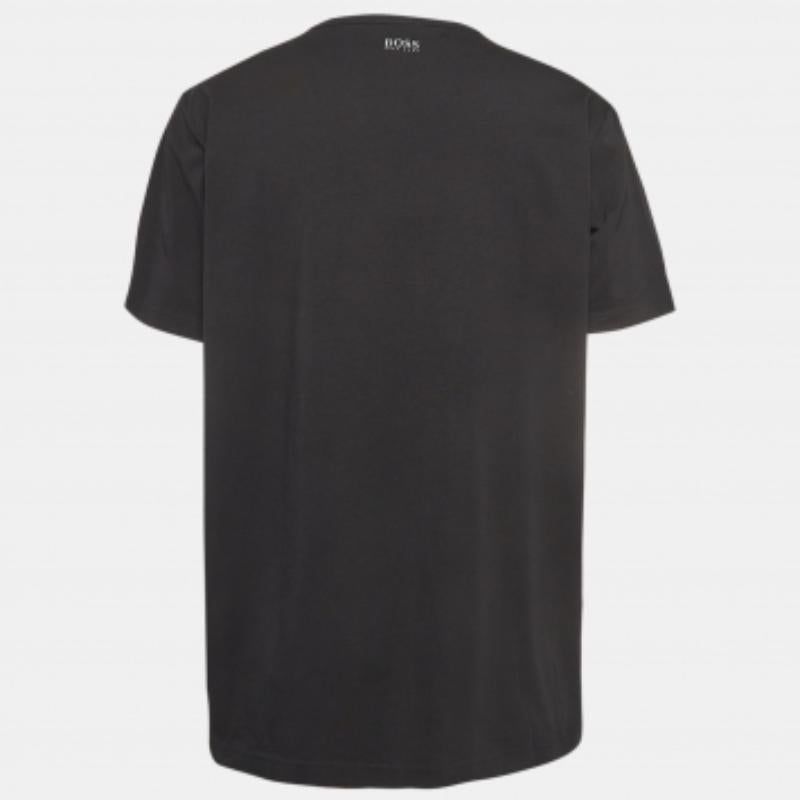 Combinaison parfaite de confort, de luxe et de style, ce t-shirt de créateur est une pièce incontournable ! Confectionnée à partir de matériaux de qualité, cette création s'associera à un pantalon en jean et à des baskets pour un look cool.